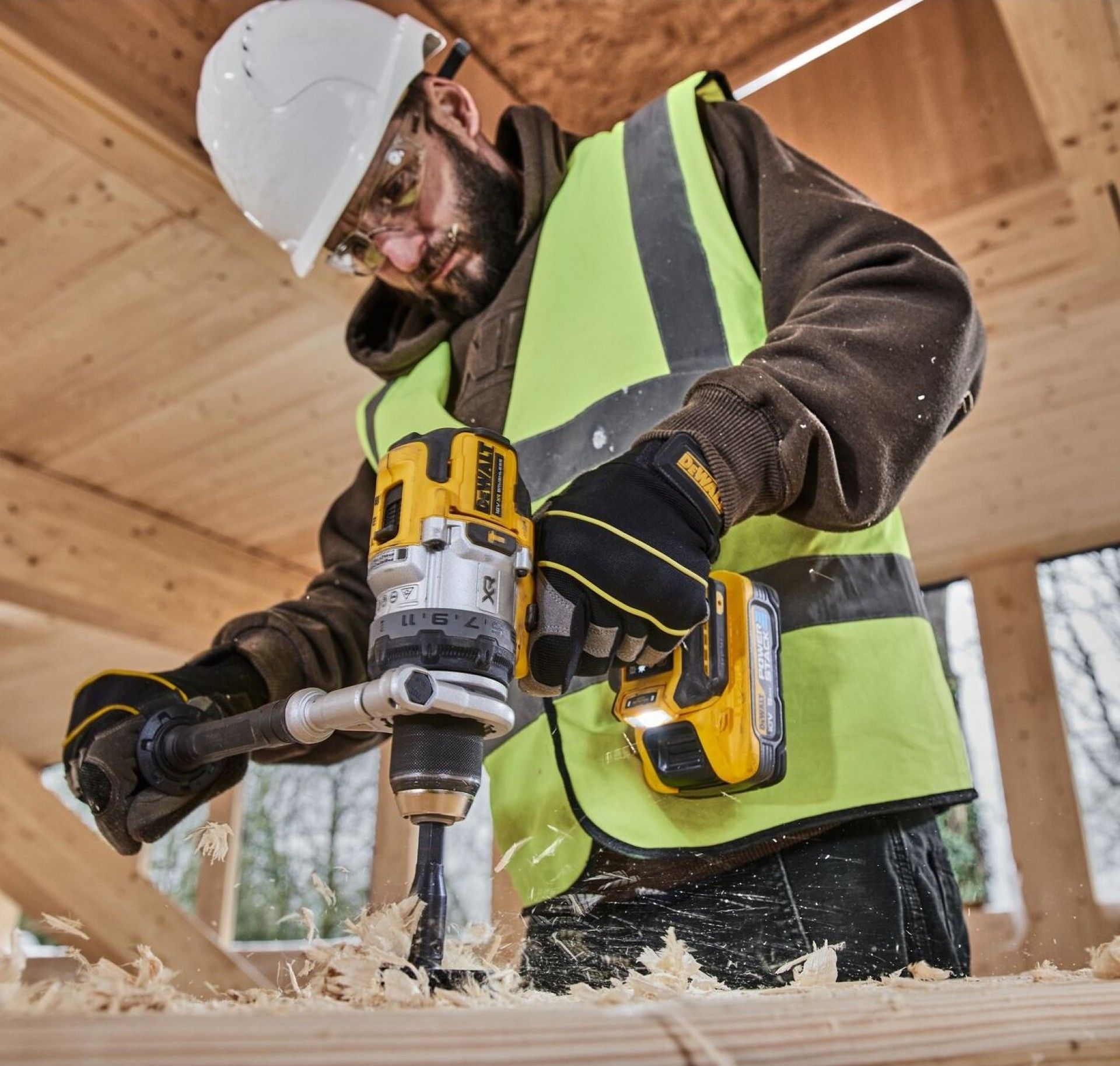 Aparafusadora Dewalt c/percussão XR 18V + 2 baterias Powerstack 5.0Ah + carregador e mala DCD1007H2T