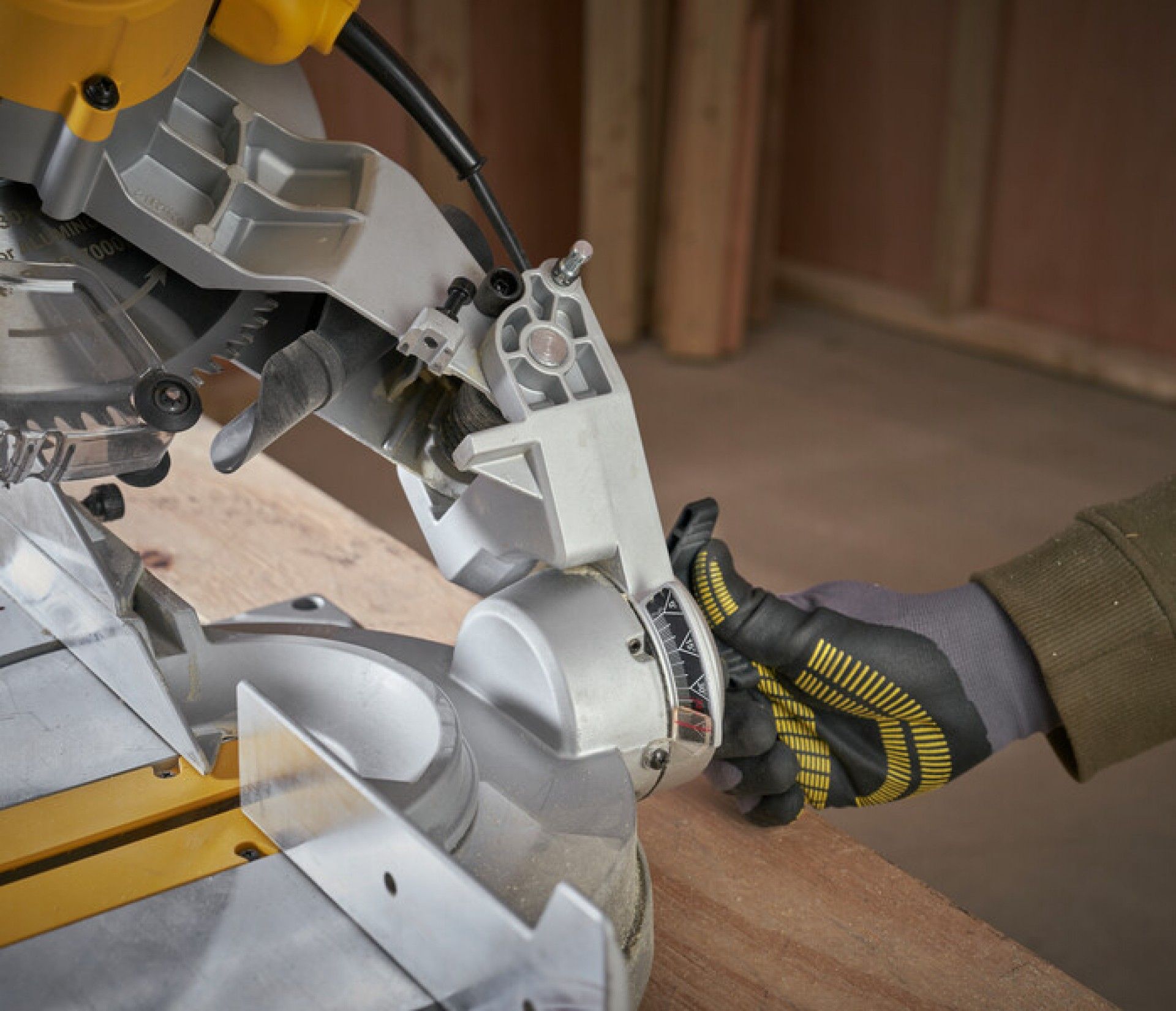 Serra esquadria 254mm 1650W refª SM1650-QS STANLEY