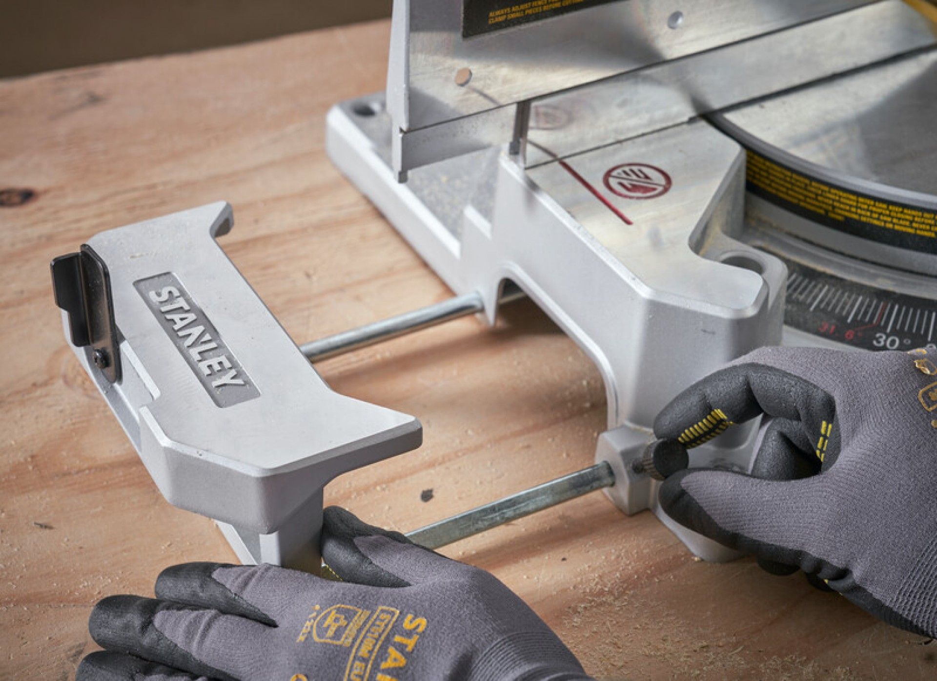 Serra esquadria telescópica 254mm 1800W refª SM1800-QS STANLEY