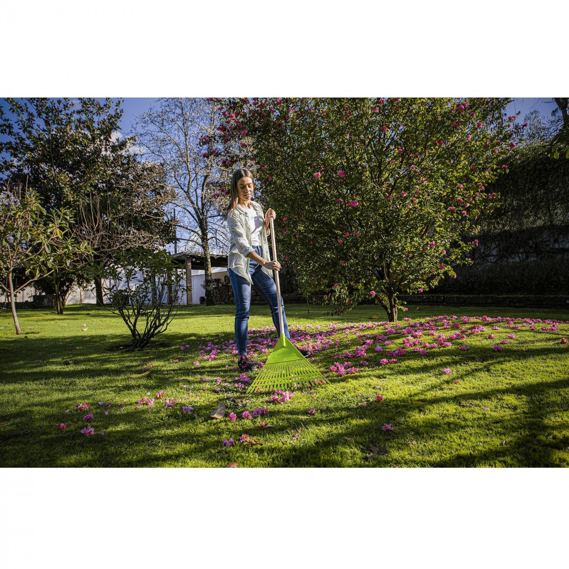 Vassoura de relva plástica com cabo de madeira refª VIVR208 VITO