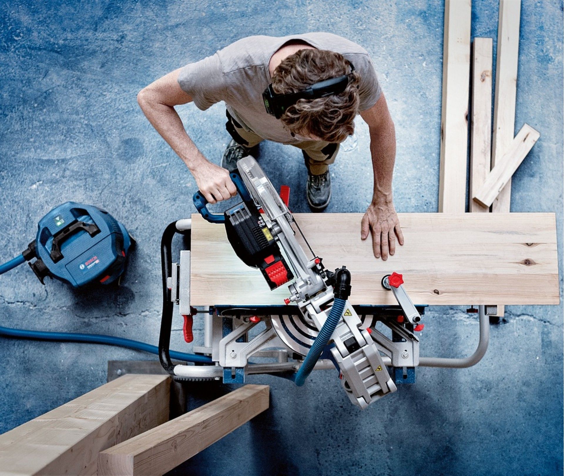 Serra de cortes transversais e de meia esquadria sem fio BITURBO GCM 18V-305 GDC refª 0601B43001 BOS