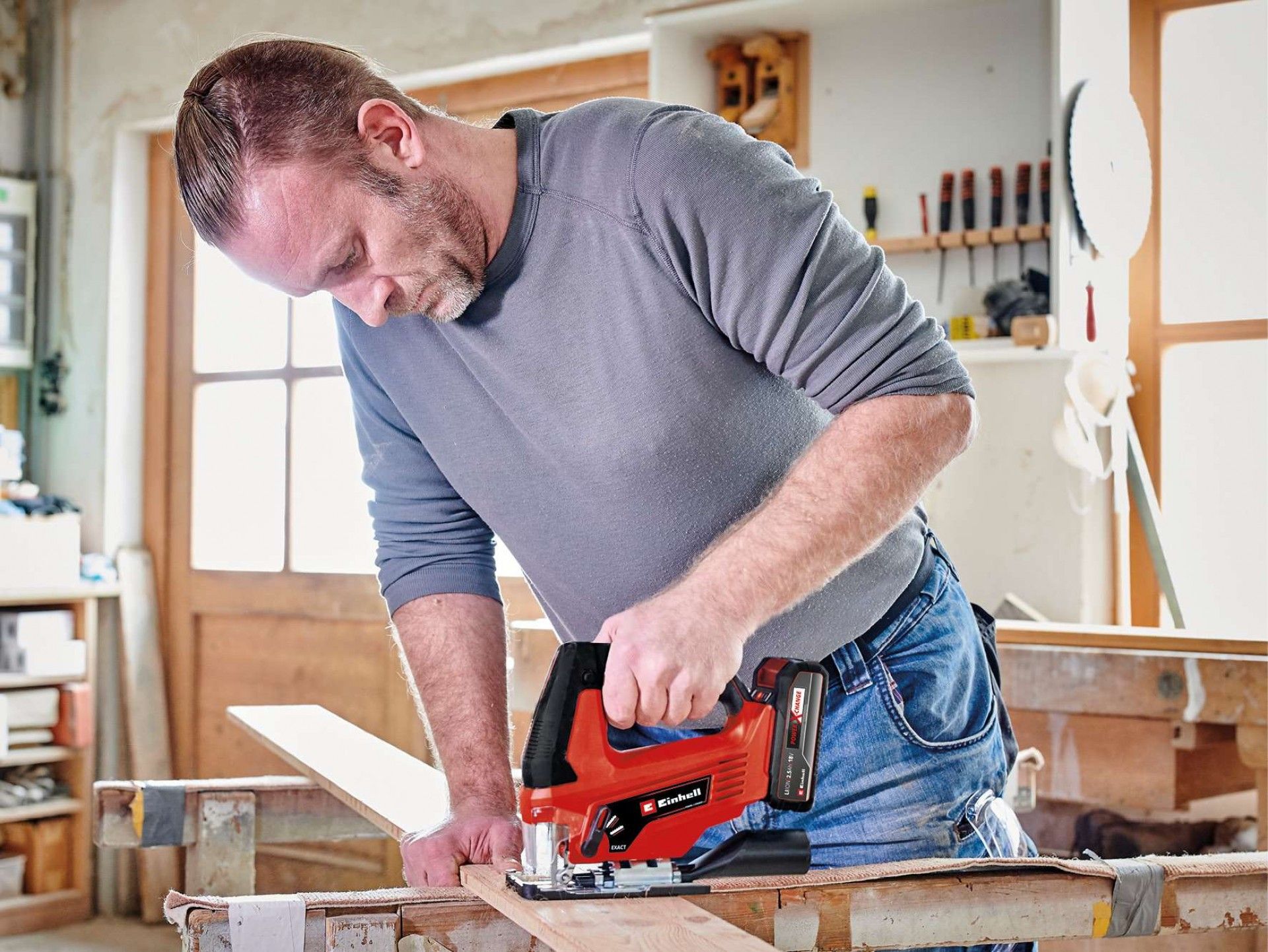 Serra tico-tico a bateria TC-JS 18/70 Li (1x2,5Ah) ? Serra tico-tico a bateria com 1 bateria de 2,5