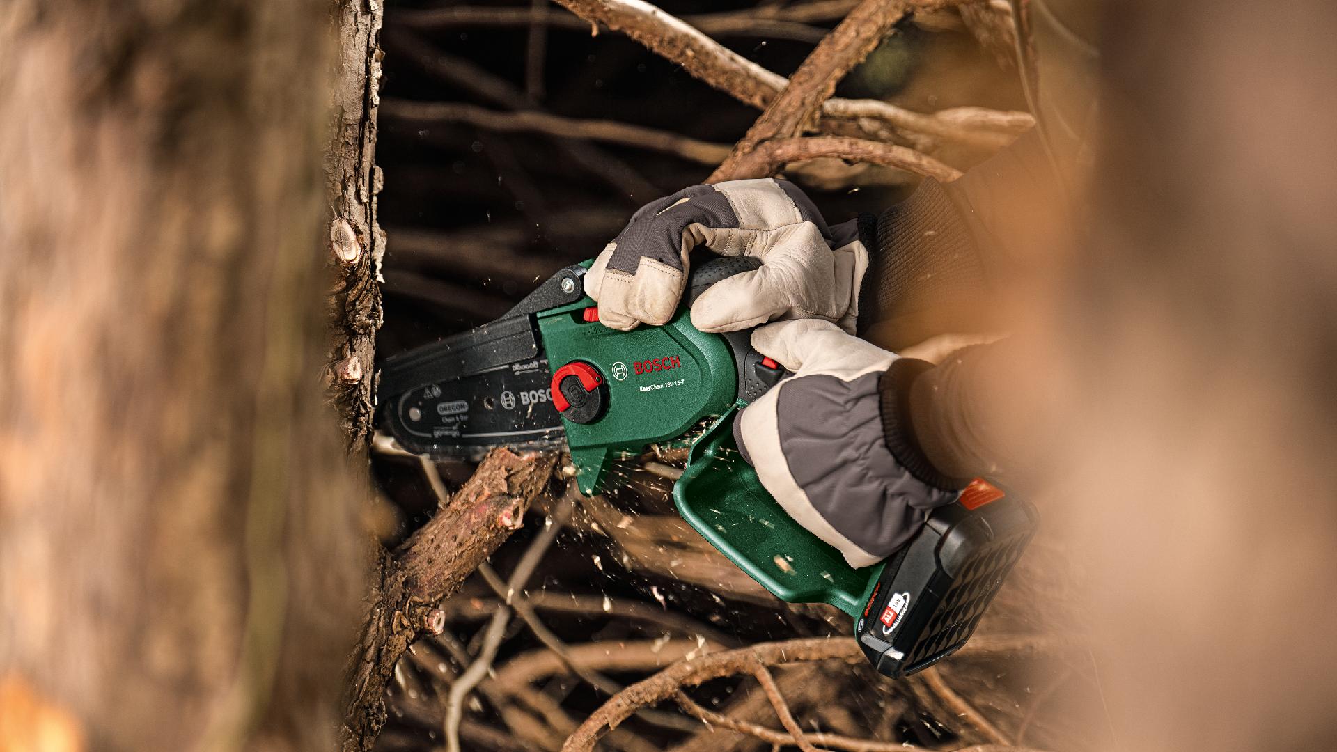 Eletrosserra sem fio EasyChain 18V-15-7 refª 06008B8900 BOSCH