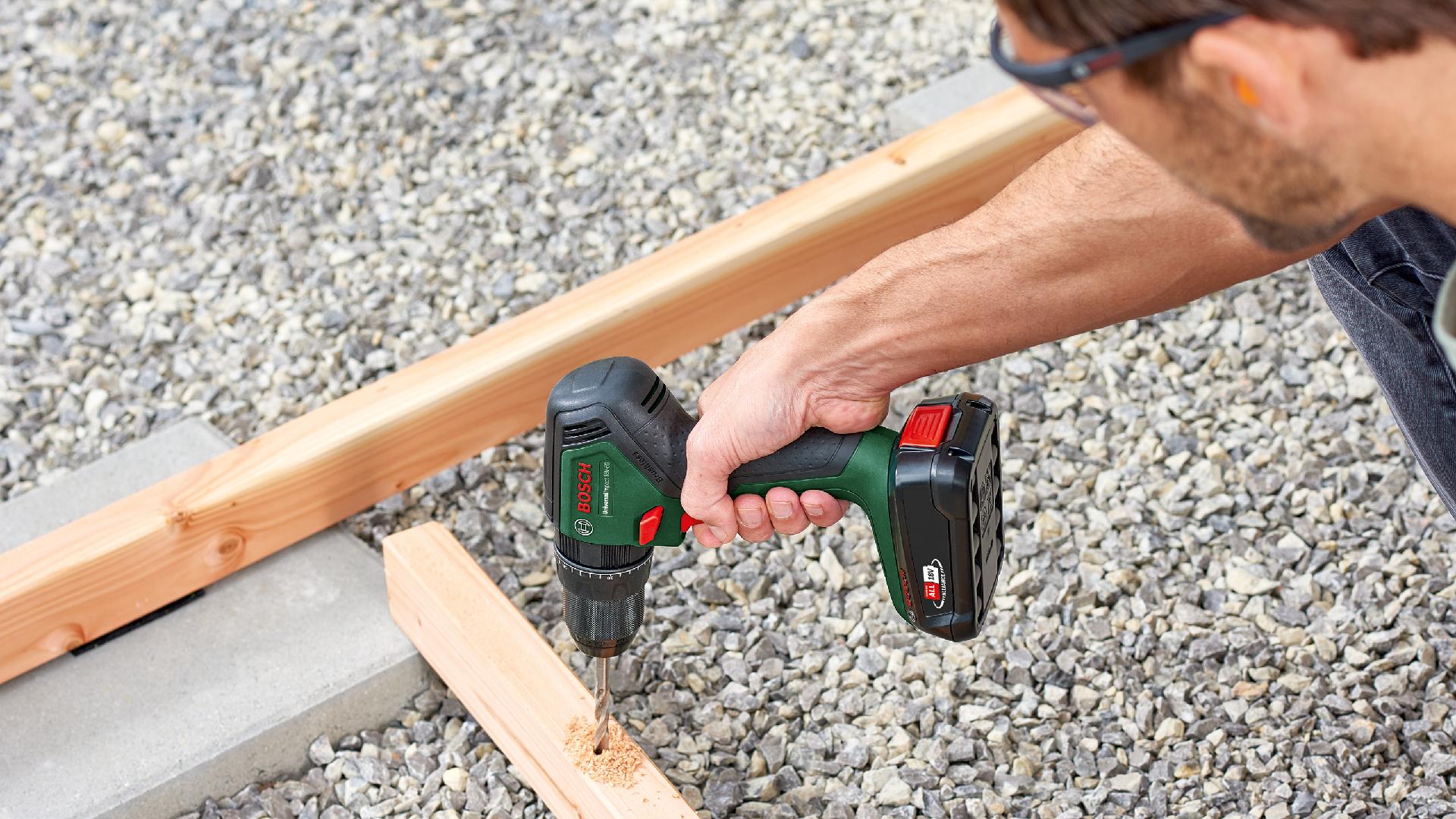 Aparafusadora com percussão sem fio UniversalImpact 18V-60 refª 06039D7102 BOSCH
