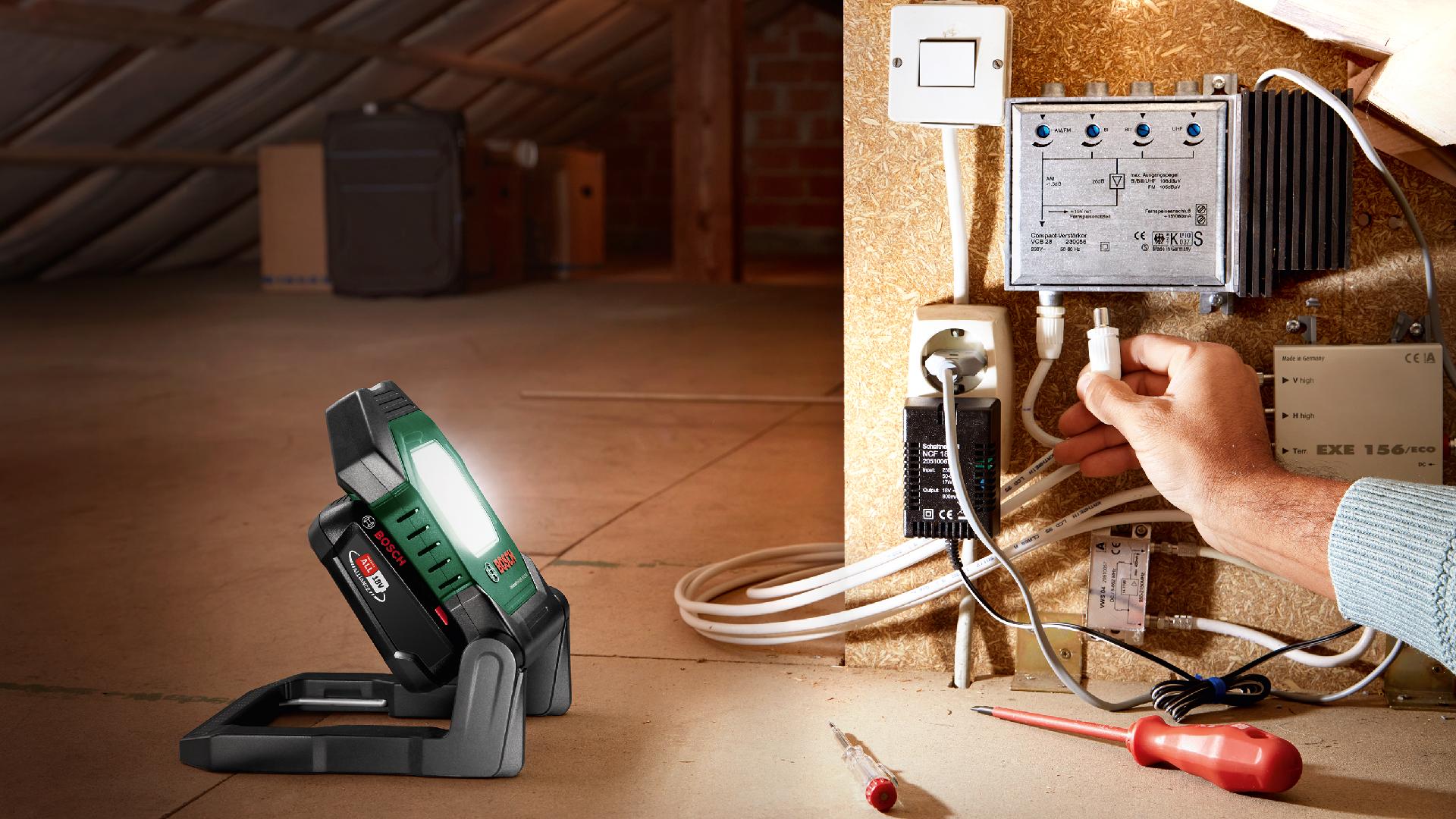Luz de trabalho LED sem fio UniversalWorkLight 18V-2100 refª 06039A1300 BOSCH