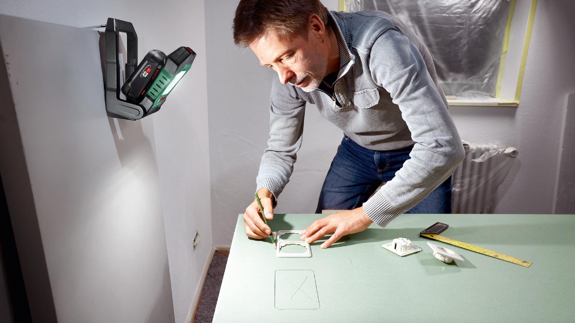 Luz de trabalho LED sem fio UniversalWorkLight 18V-2100 refª 06039A1300 BOSCH