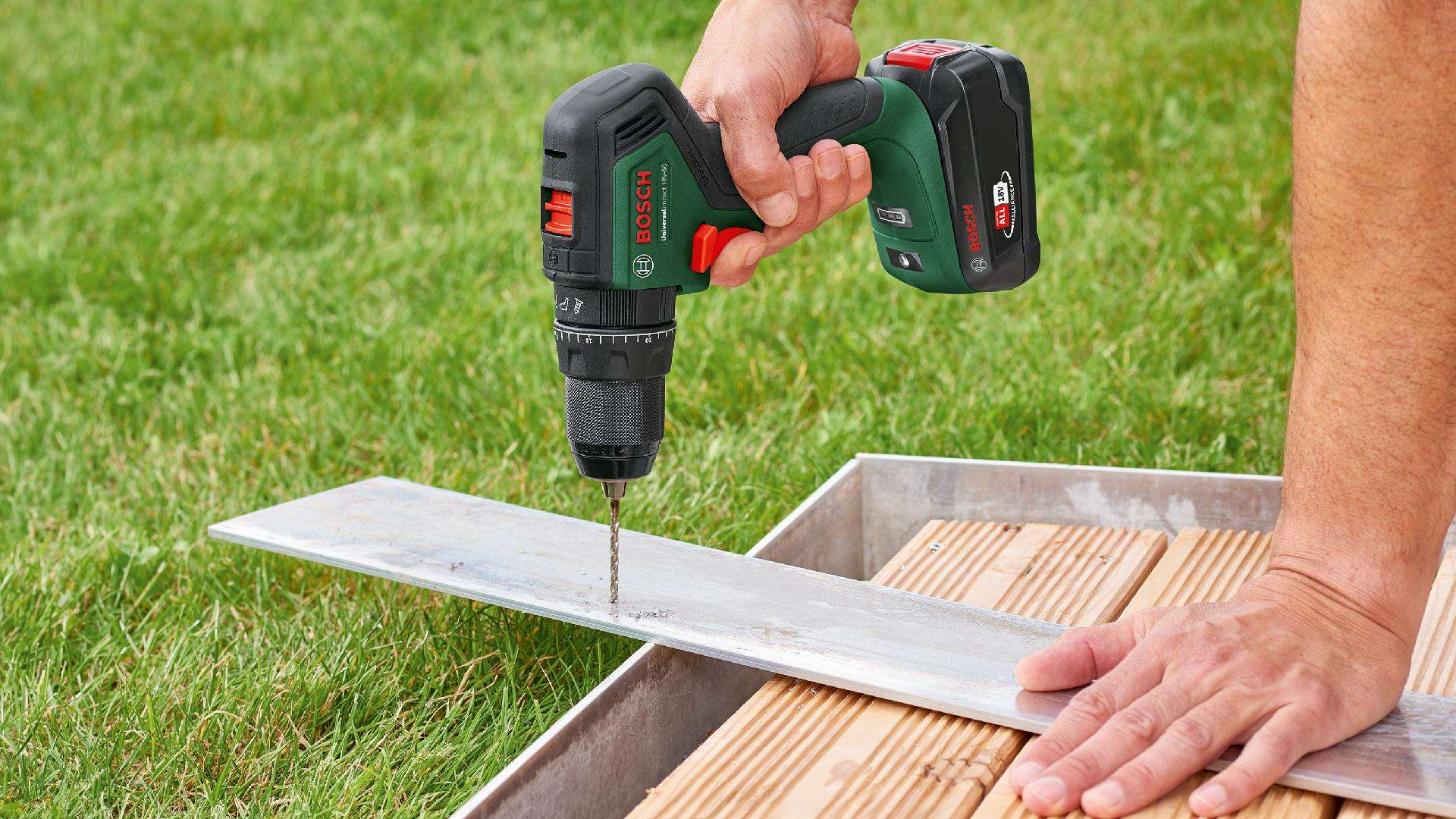 Aparafusadora com percussão sem fio UniversalImpact 18V-60 refª 06039D7102 BOSCH