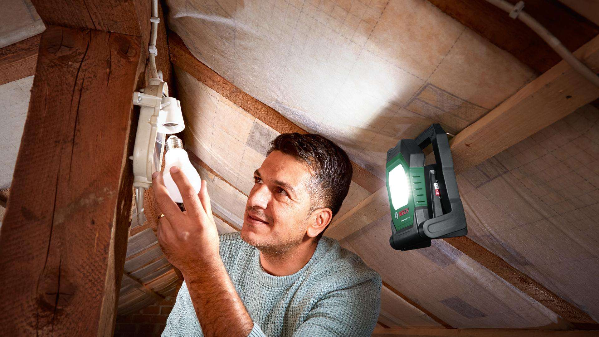 Luz de trabalho LED sem fio UniversalWorkLight 18V-2100 refª 06039A1300 BOSCH