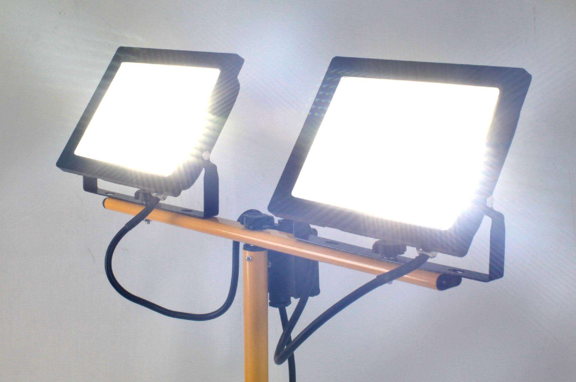 Foco LED Duplo, com Tripé, 50Wx2, 4250Lmx2 | Home Tools refª 89189 MADER