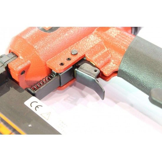 Máquina Pregar/Agrafar Pneumática, 32mm, 100psi refª 63700 MADER Máquina Pregar/Agrafar Pneumática, 32mm, 100psi refª 63700 MADER