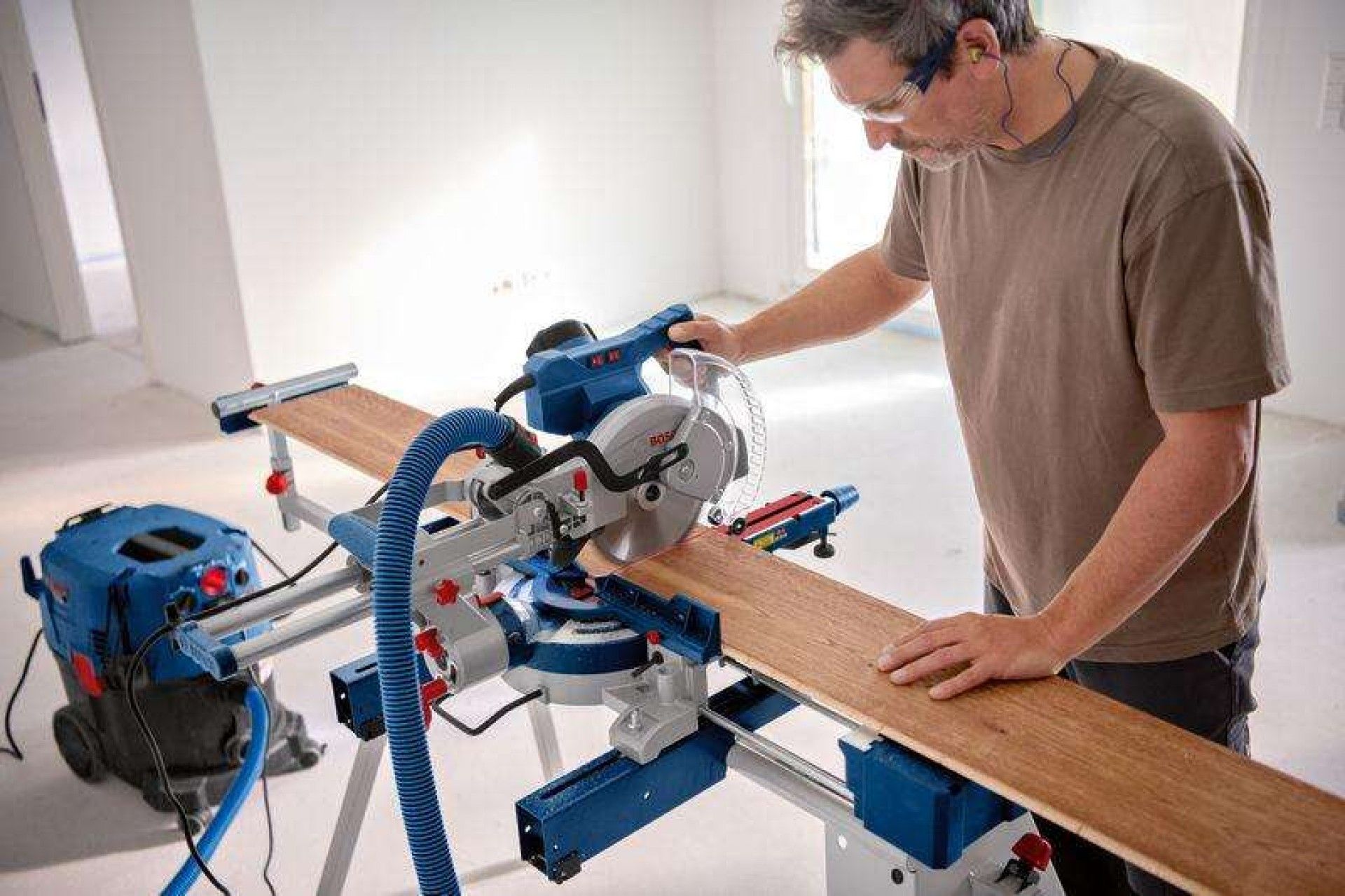 Serra meia esquadria GCM 305-216 D Professional 1200w refª 0601B49000 BOSCH