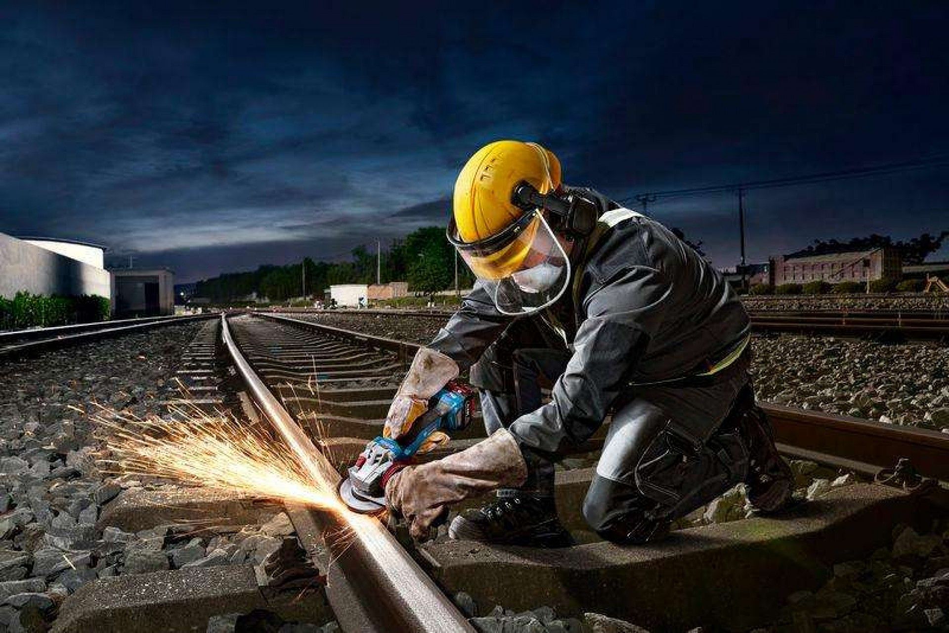 Rebarbadora sem fio GWS 18V-11 S 1 bateria 5,0Ah + L-Boxx refª 06019N4003 BOSCH