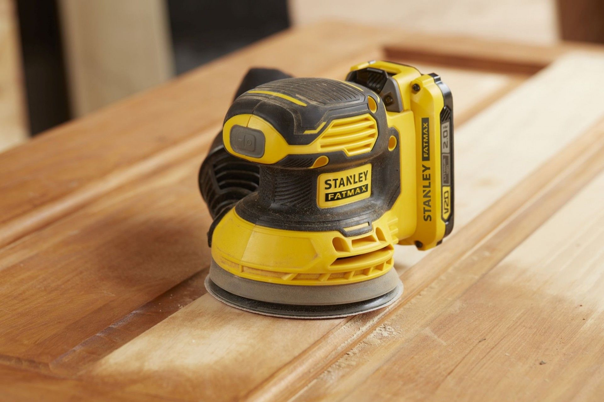 Lixadora Rotorbital V20 18V com 1 bateria de Li-Ion 2Ah refª SFMCW220D1S-QW STANLEY