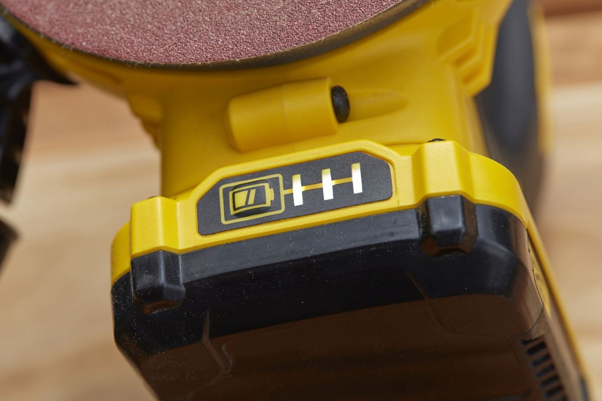 Lixadora Rotorbital V20 18V com 1 bateria de Li-Ion 2Ah refª SFMCW220D1S-QW STANLEY