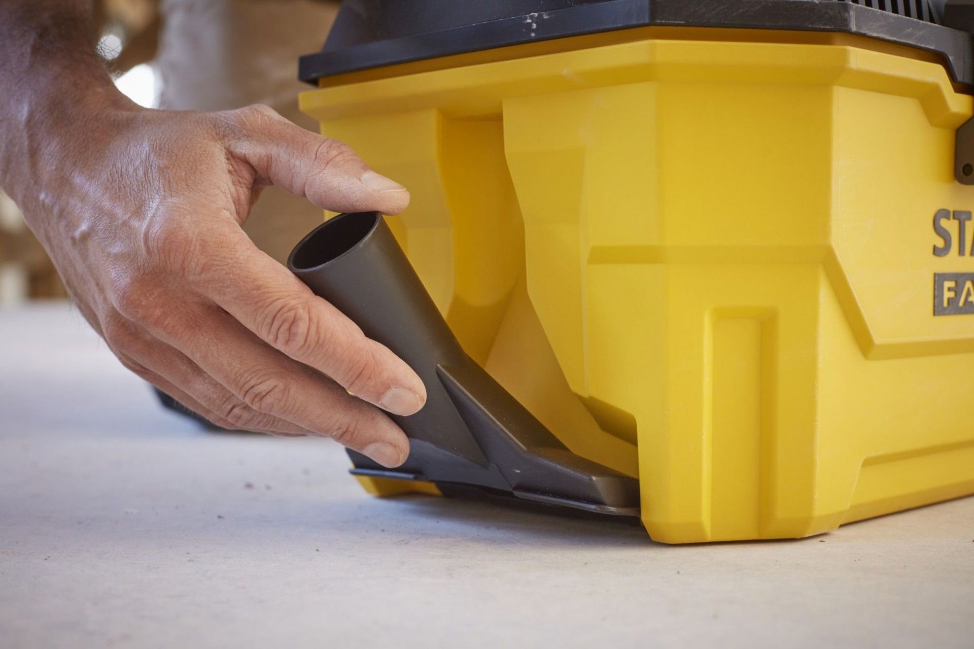 Aspirador V20 18V Sólidos/Liquidos s/baterias refª SFMCV002B-XJ Stanley