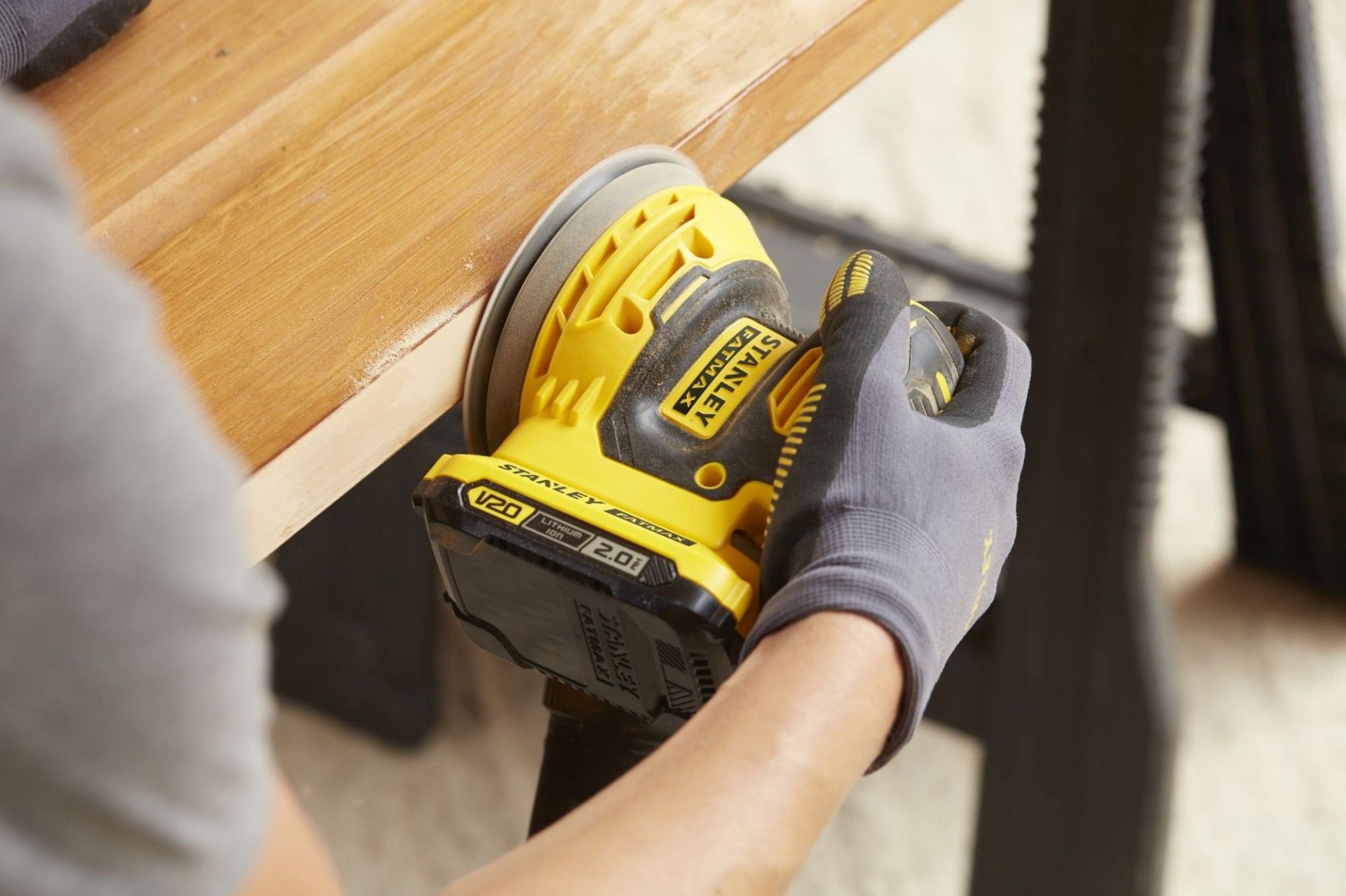 Lixadora Rotorbital V20 18V com 1 bateria de Li-Ion 2Ah refª SFMCW220D1S-QW STANLEY