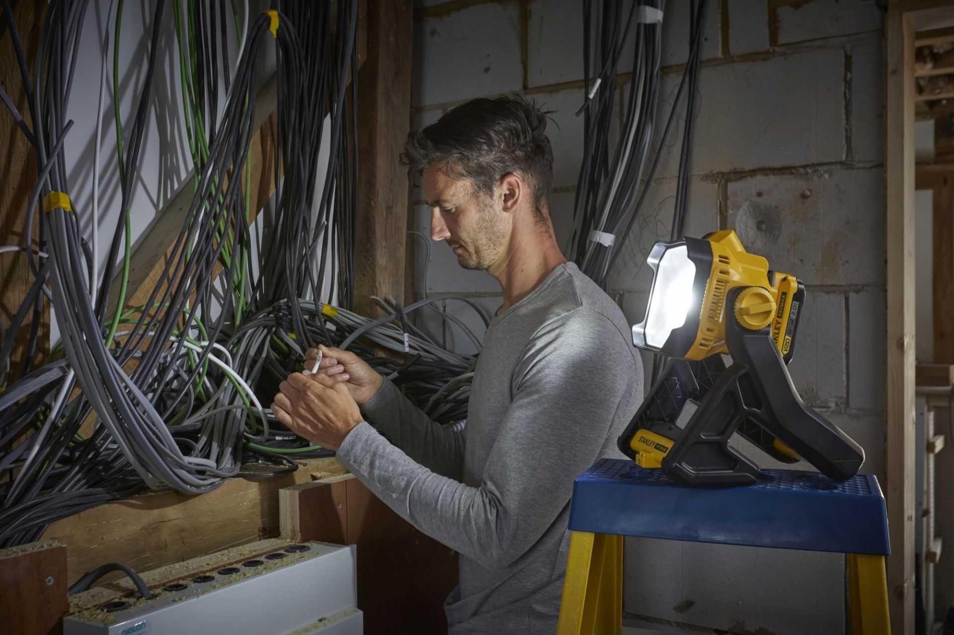 Lanterna LED V20 18V sem bateria/carregador refª SFMCL030B-XJ STANLEY