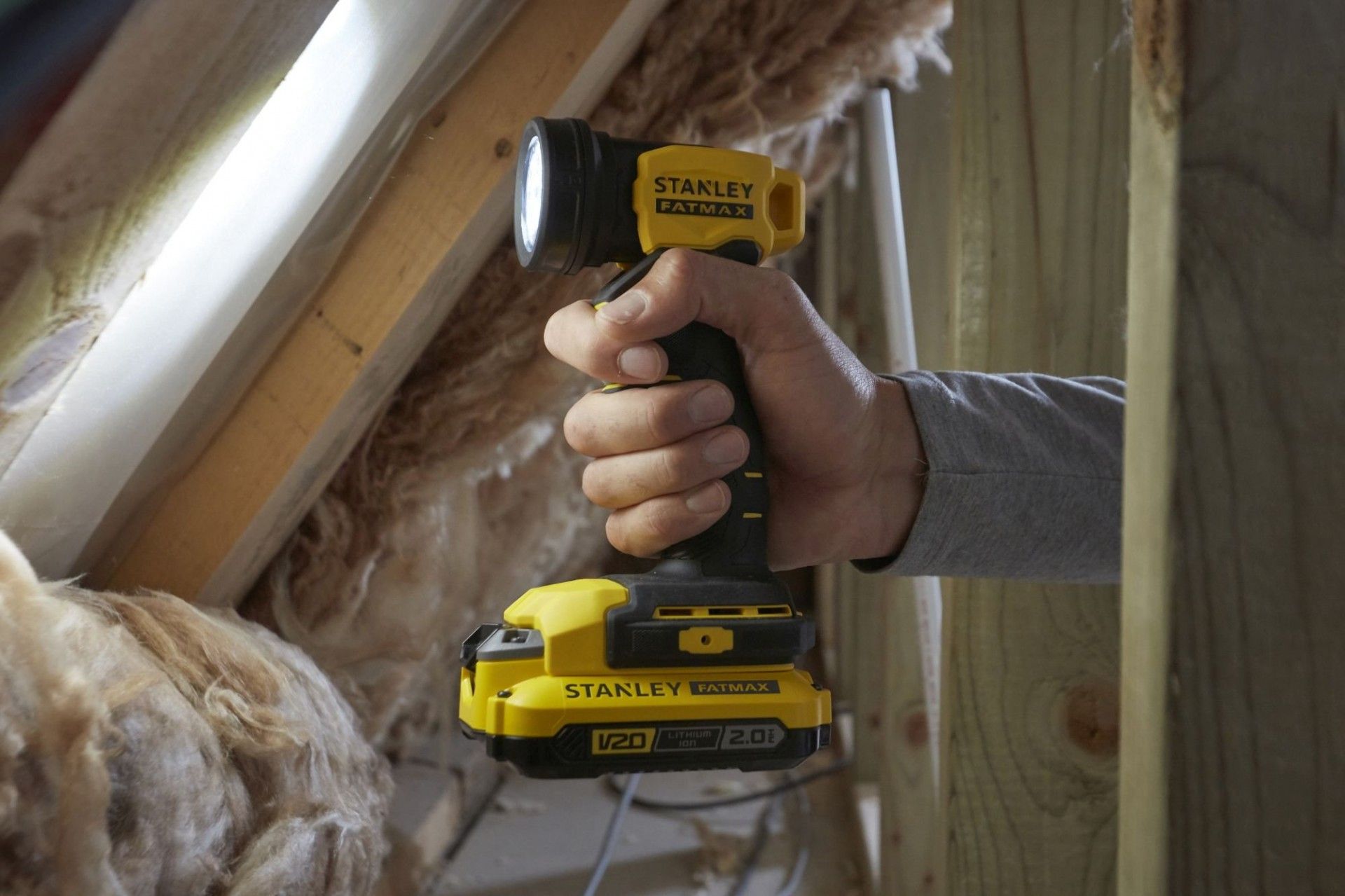 Lanterna LED V20 18V sem bateria/carregador refª SFMCL020B-XJ STANLEY