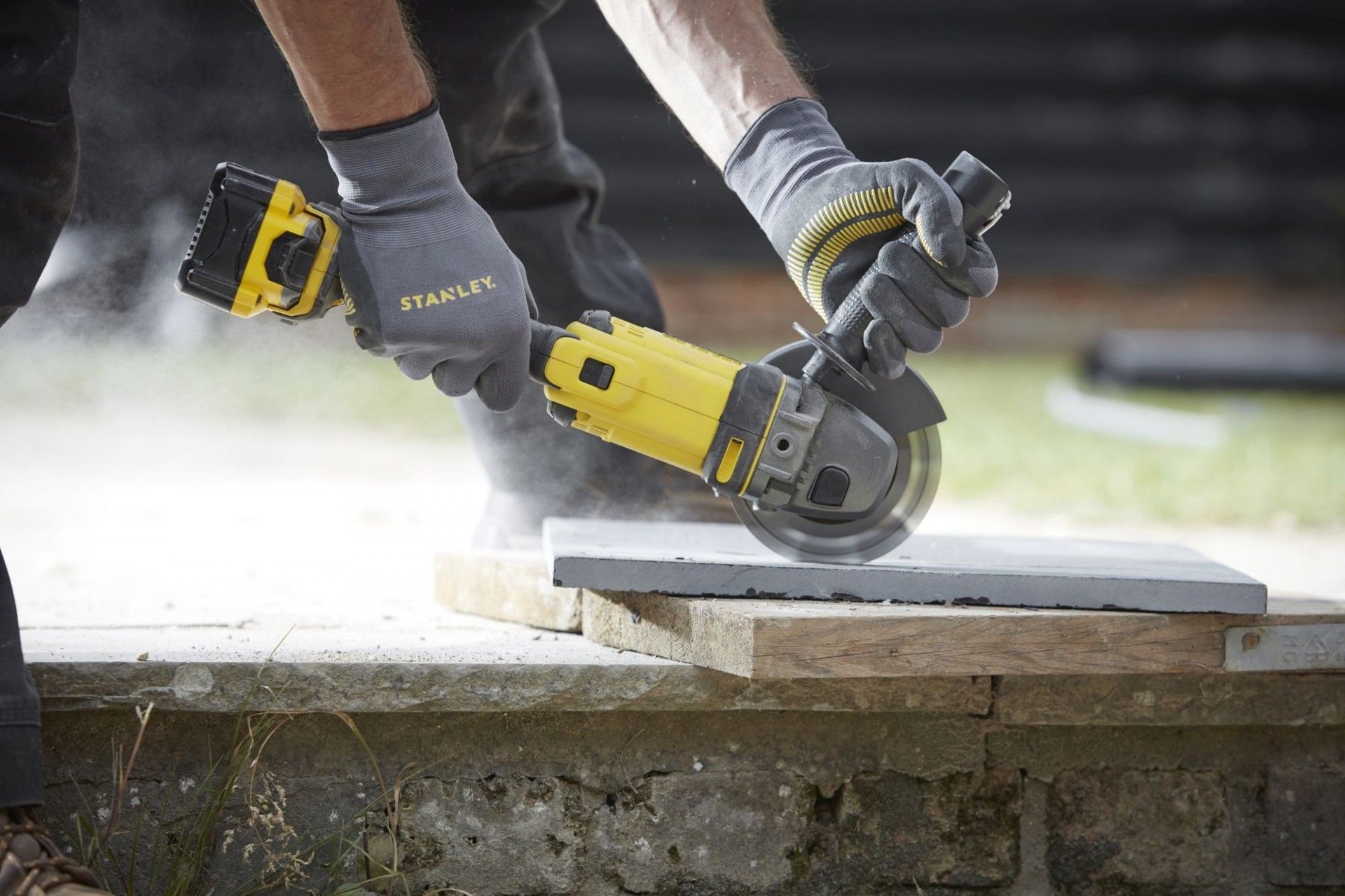 KIT SFMCK469M2-QW (APARAF+SERRA CIRCULAR+REBARBADORA+APARAFUSADORA IMPACTO) 2x4.0AH STANLEY