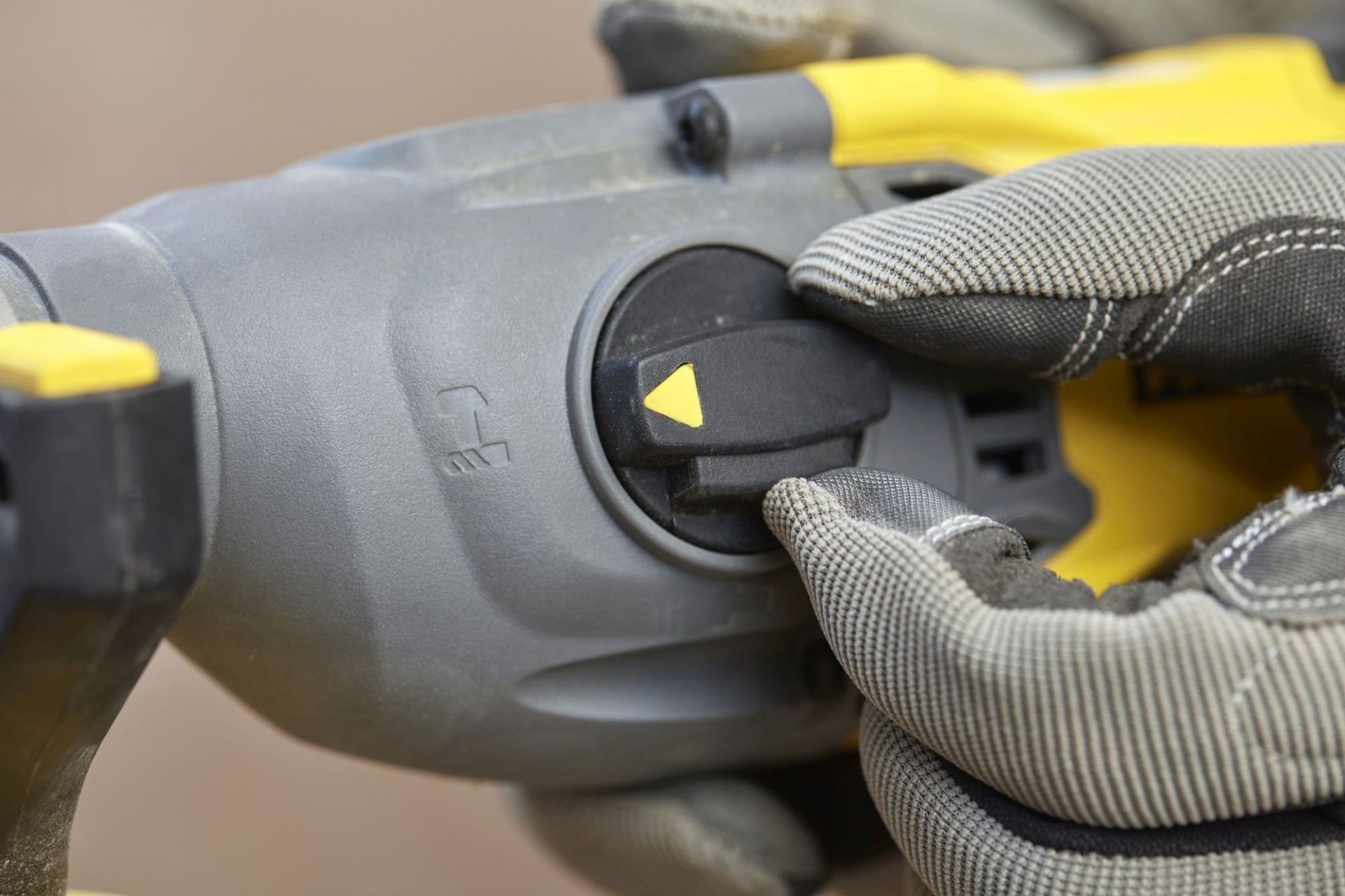 MARTELO SFMCH900M22-QW 2x4.0AH STANLEY