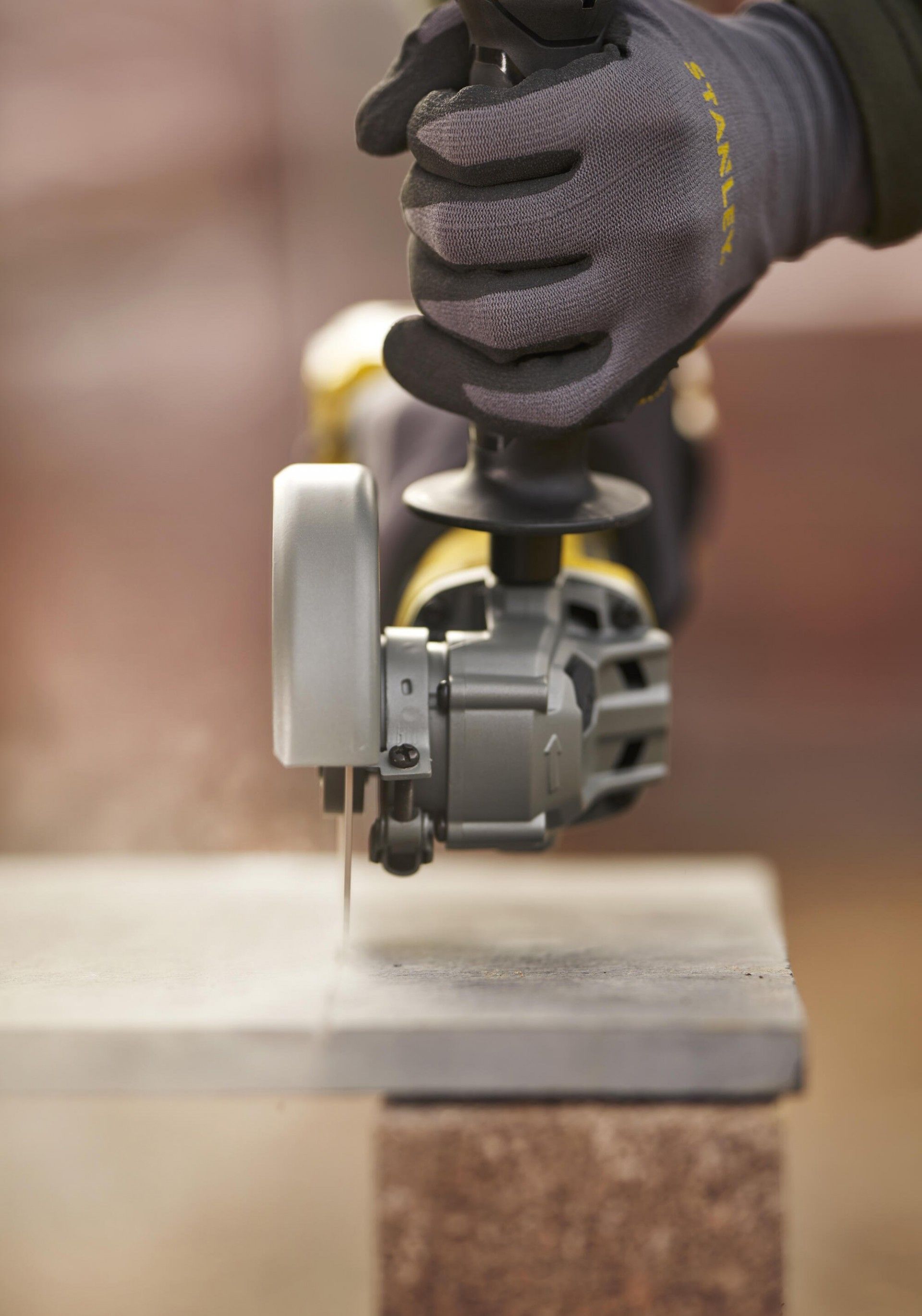 Rebarbadora V20 2 baterias 4.0Ah, carregador e mala refª SFMCG700M2K-QW Stanley