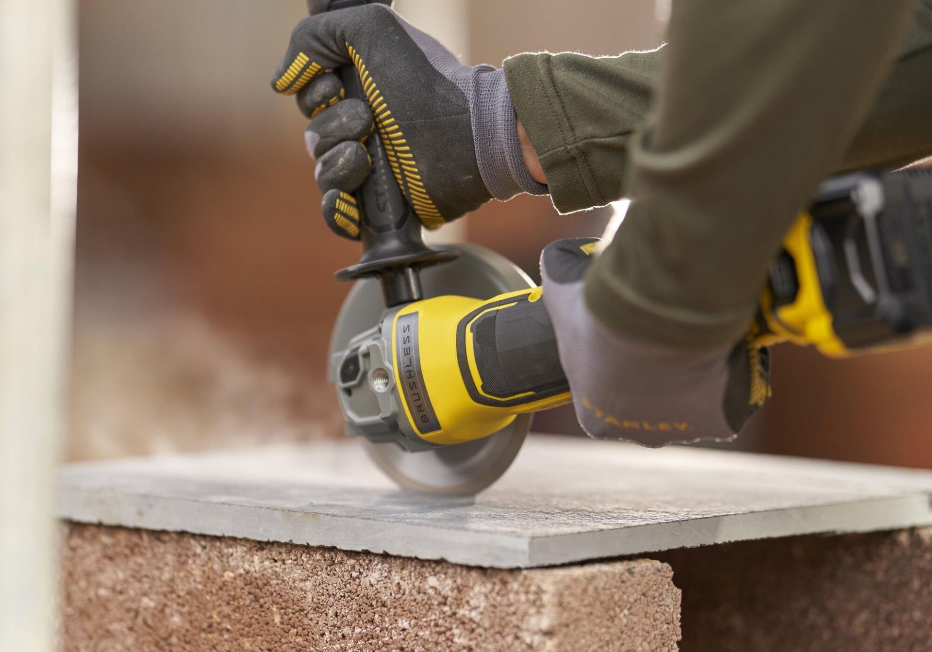 Rebarbadora V20 2 baterias 4.0Ah, carregador e mala refª SFMCG700M2K-QW Stanley