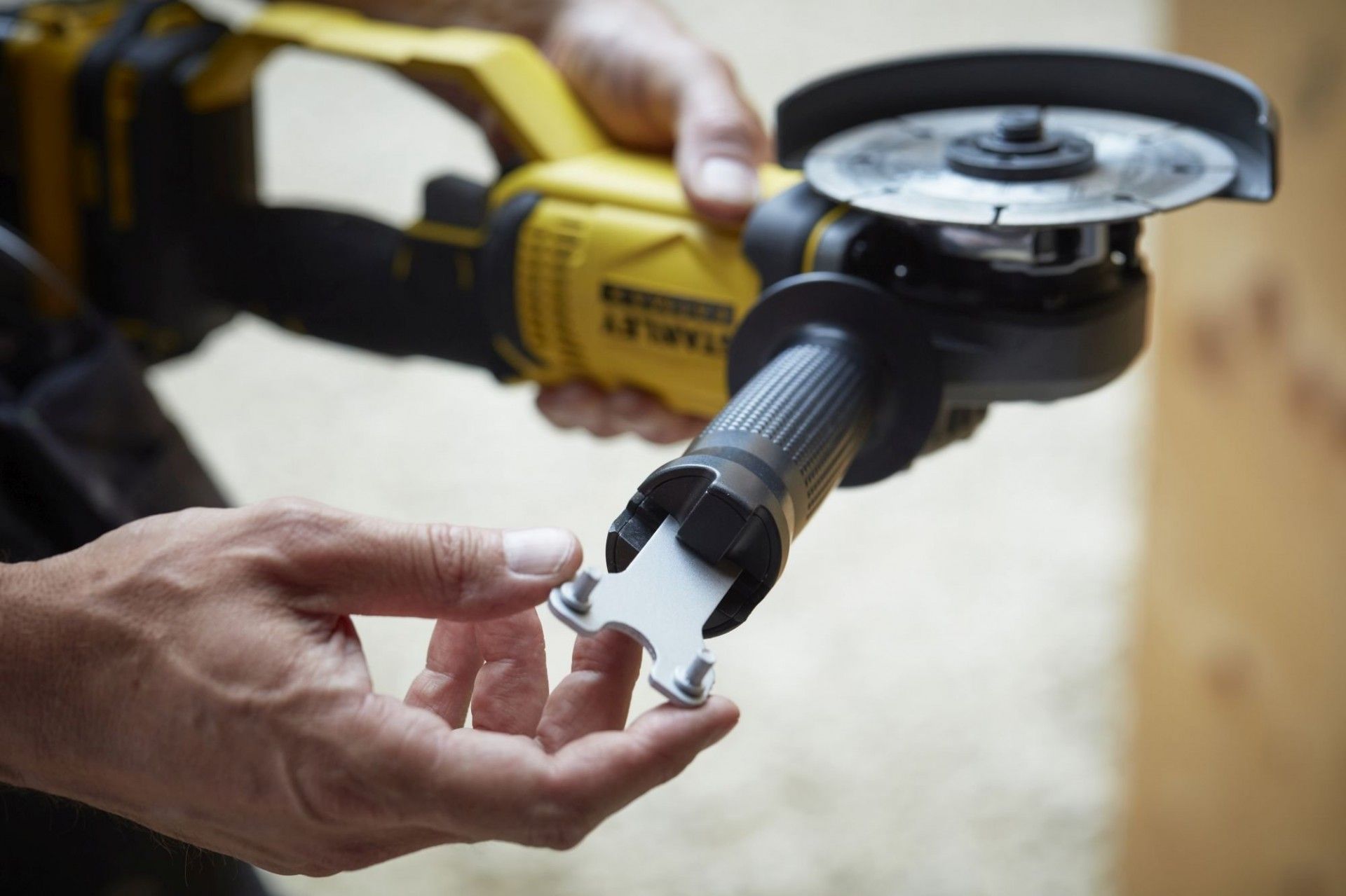 REBARBADORA SFMCG400M2K-QW 125mm 2x4.0AH STANLEY