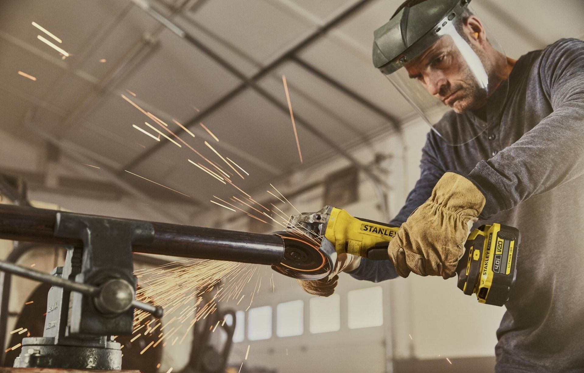 Rebarbadora V20 2 baterias 4.0Ah, carregador e mala refª SFMCG700M2K-QW Stanley