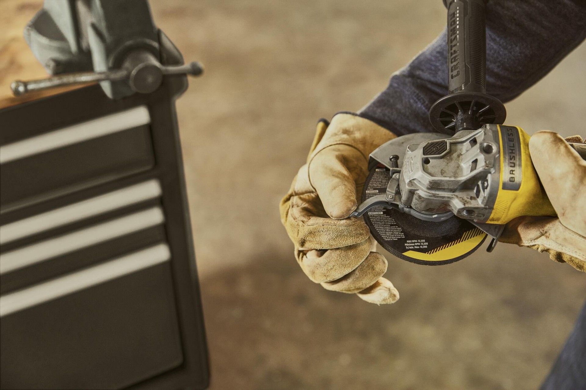 Rebarbadora V20 2 baterias 4.0Ah, carregador e mala refª SFMCG700M2K-QW Stanley