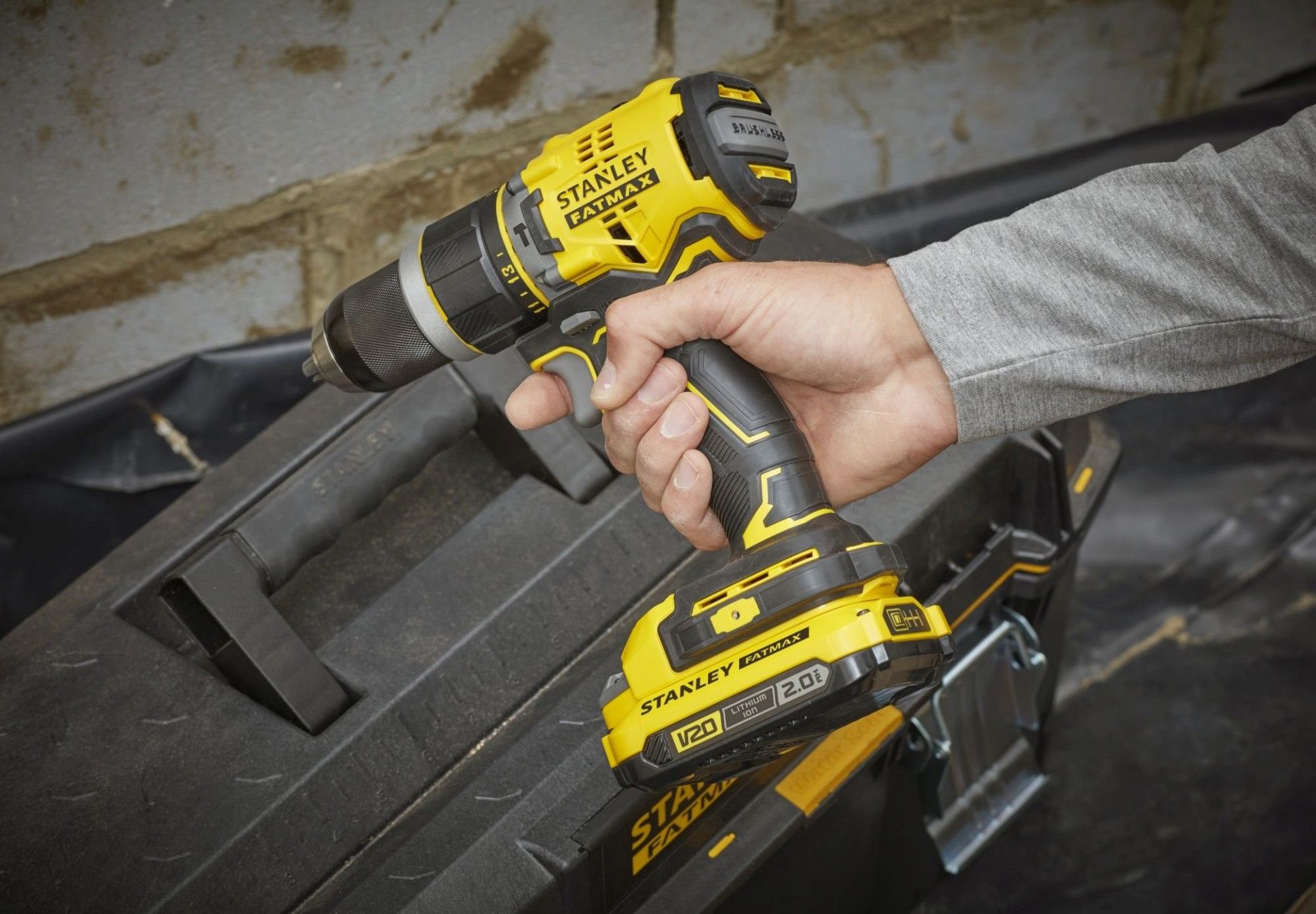 APARFUSADORA SFMCD721D2K-QW BL 20V 2x2.0AH STANLEY