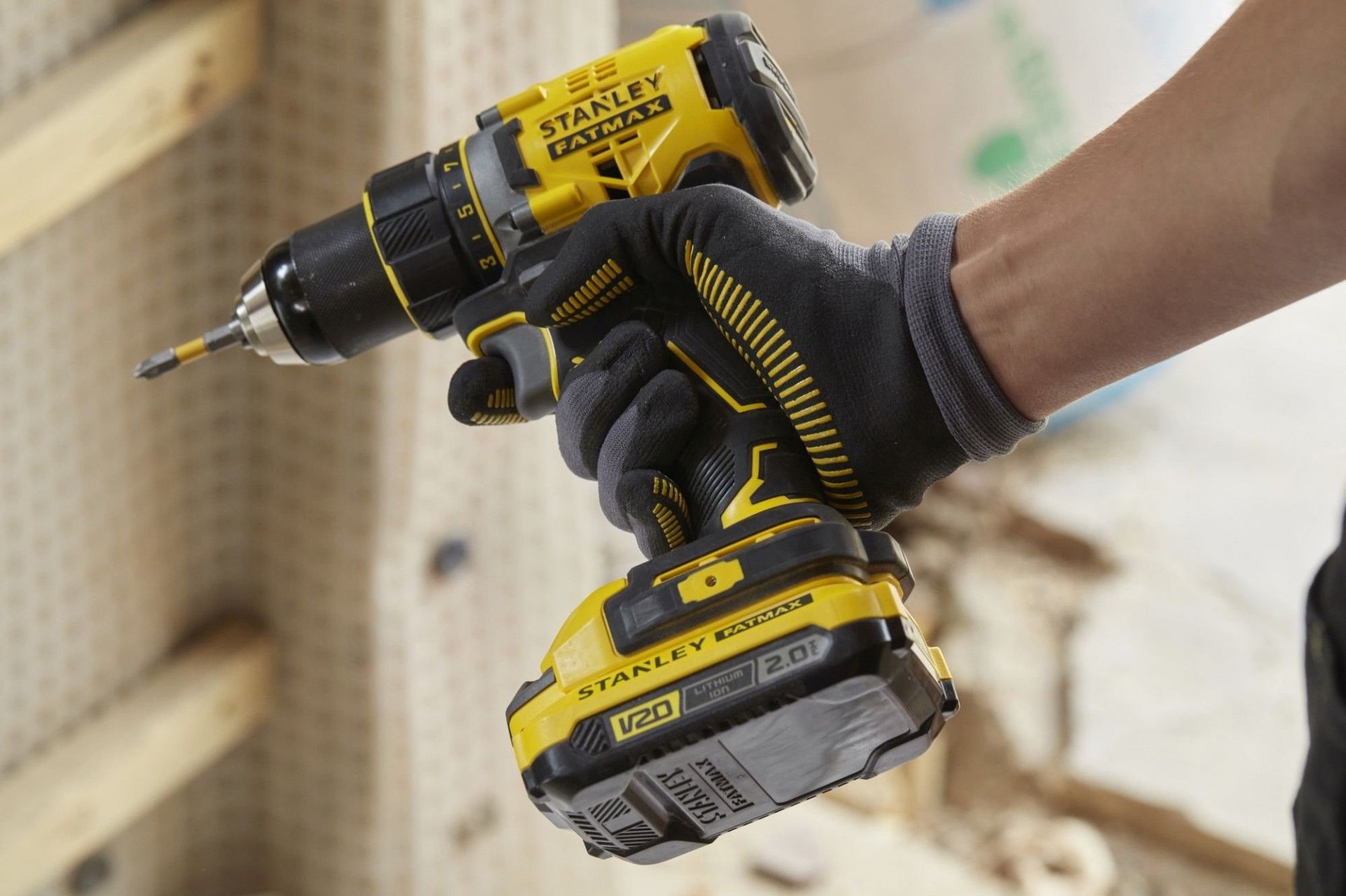 Aparafusadora sem escova V20 18V 80Nm com 2 baterias Li-Ion 2Ah refª SFMCD720D2K-QW STANLEY