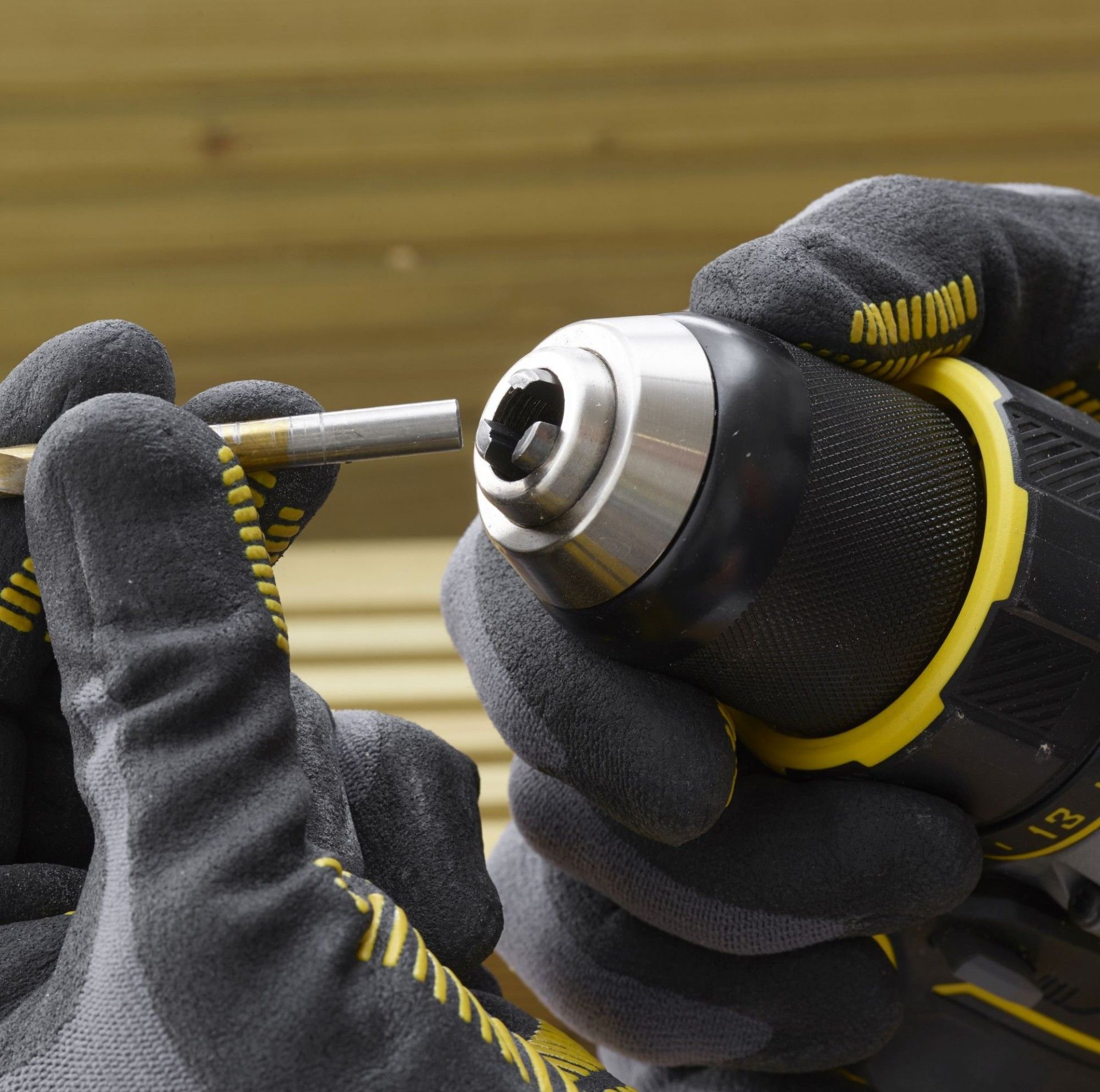 Aparafusadora sem escova V20 18V 80Nm com 2 baterias Li-Ion 2Ah refª SFMCD720D2K-QW STANLEY