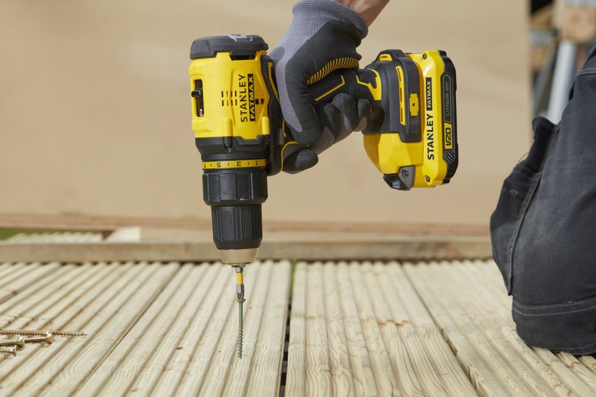 Aparafusadora sem escova V20 18V 60Nm com 2 baterias Li-Ion 1,5 Ah refª SFMCD710C2K-QW STANLEY