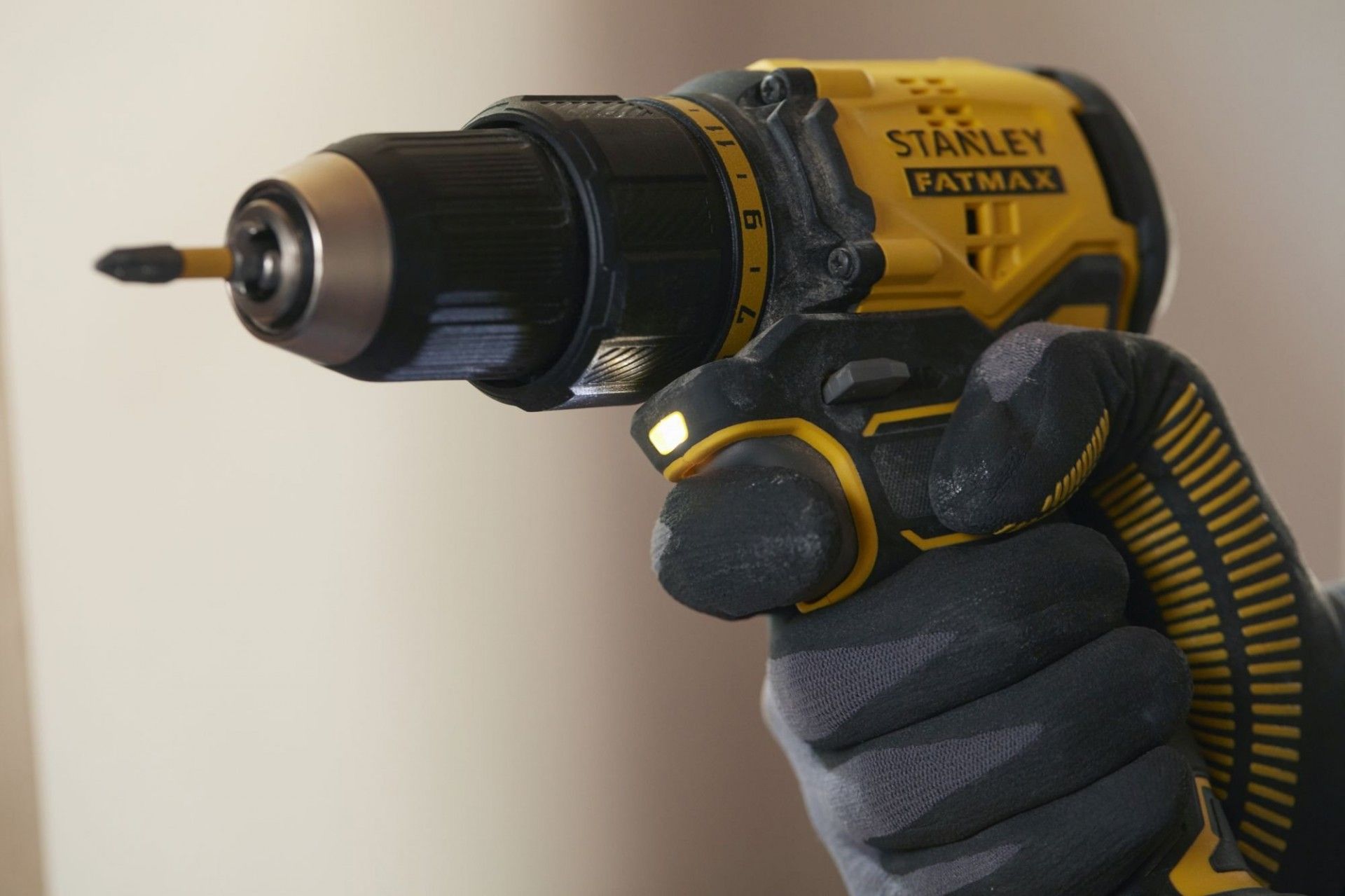 Aparafusadora sem escova V20 18V 60Nm com 2 baterias Li-Ion 1,5 Ah refª SFMCD710C2K-QW STANLEY