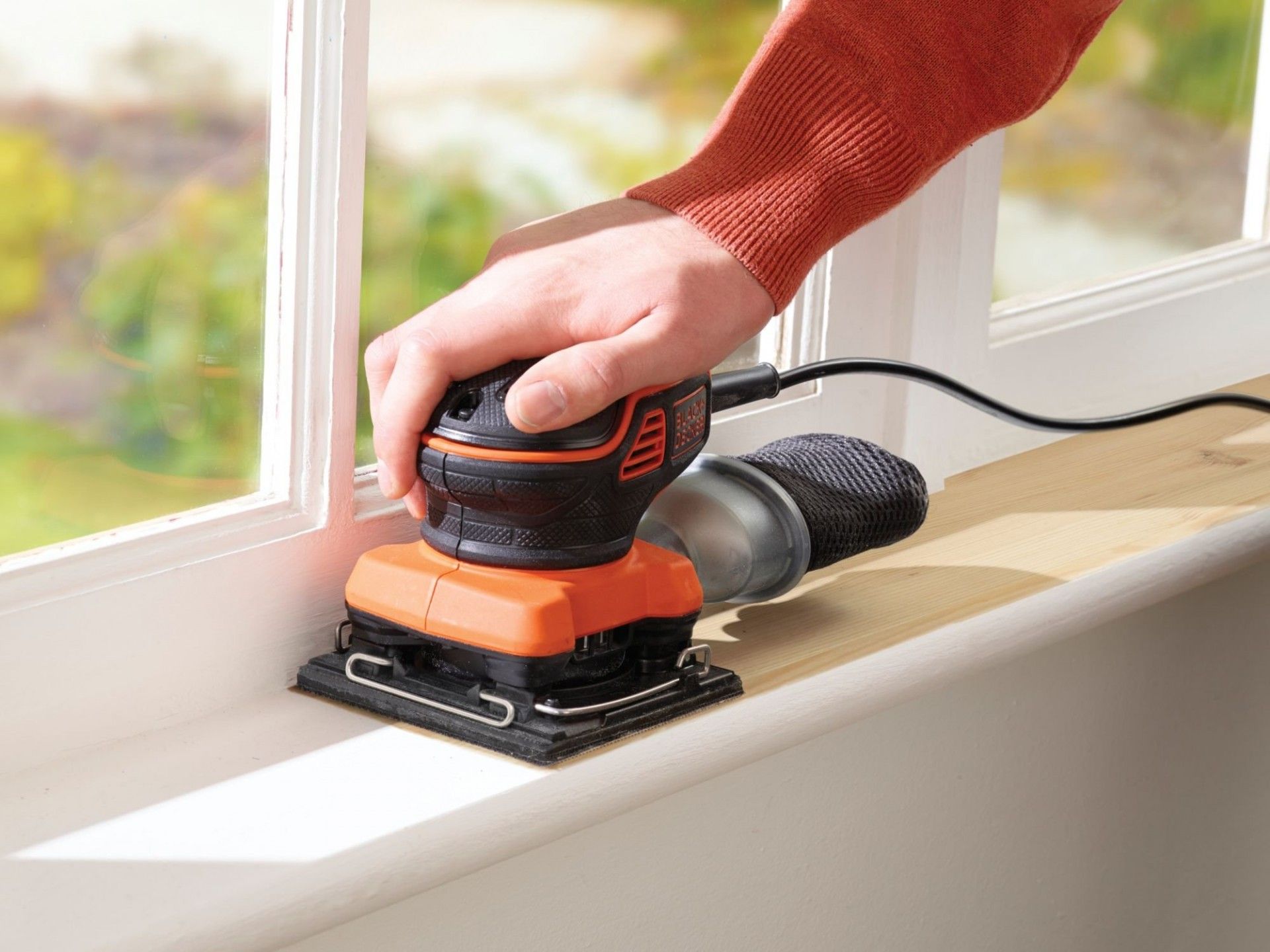 Lixadora de acabamentos 220W de 1/4 de folha com acionador a pressão refª KA450 BLACK DECKER