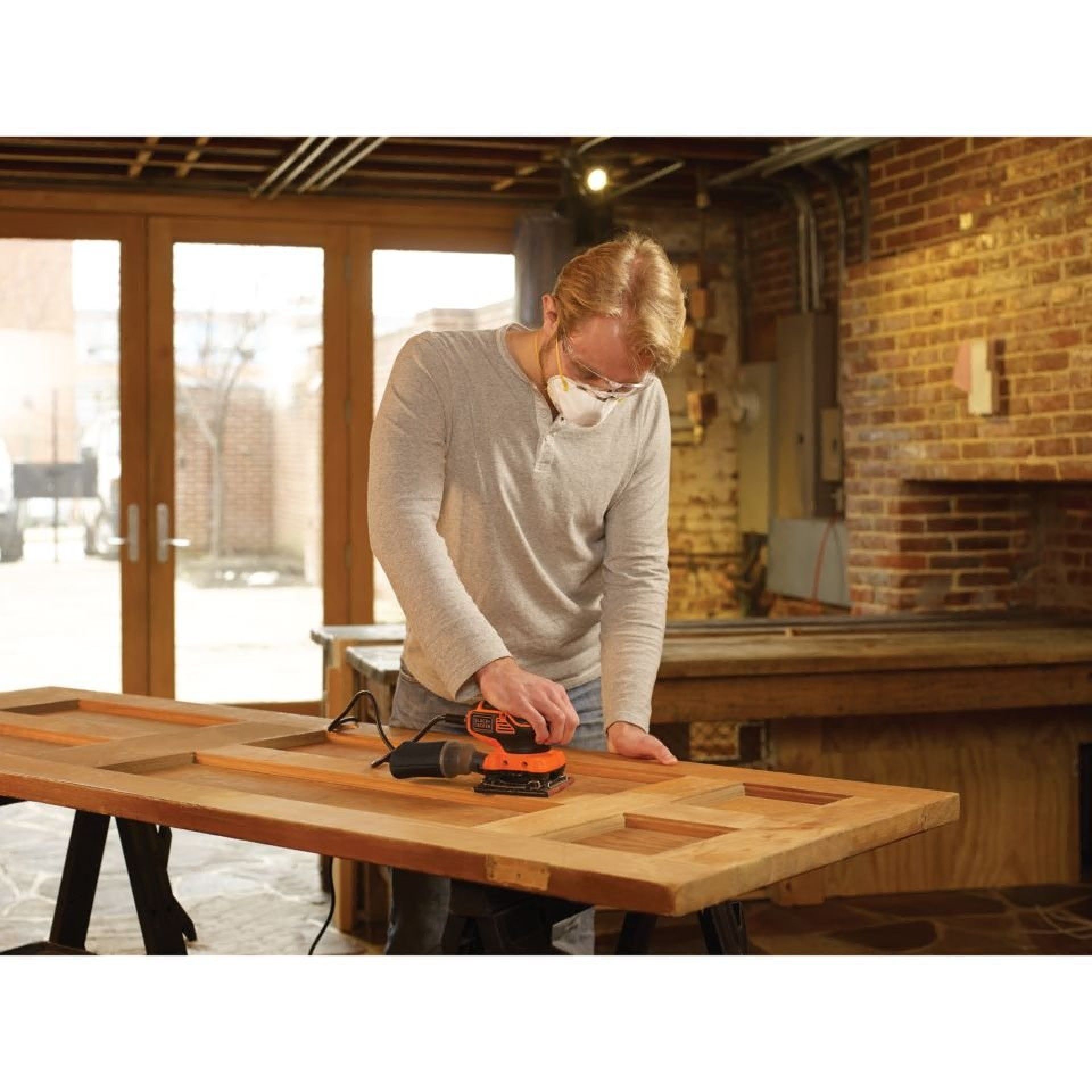 Lixadora de acabamentos 220W de 1/4 de folha com acionador a pressão refª KA450 BLACK DECKER