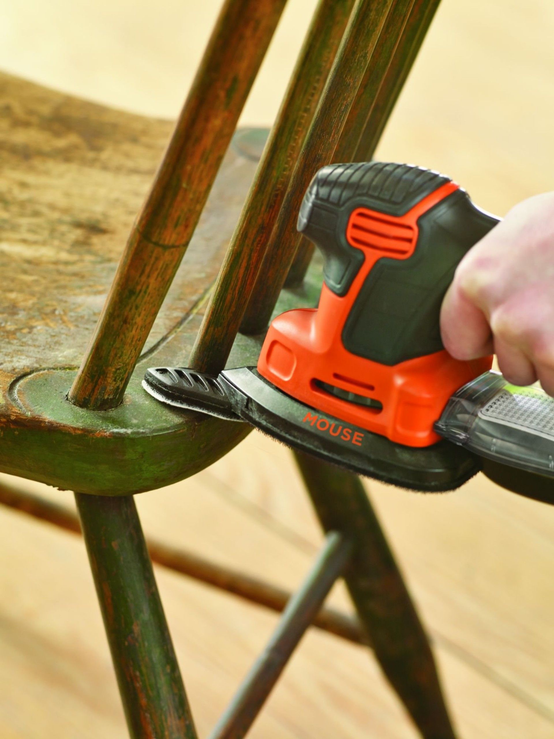 Lixadora Mouse® 120W com 10 acessórios e caixa de ferramentas 16" refª KA2000KA10 BLACK DECKER