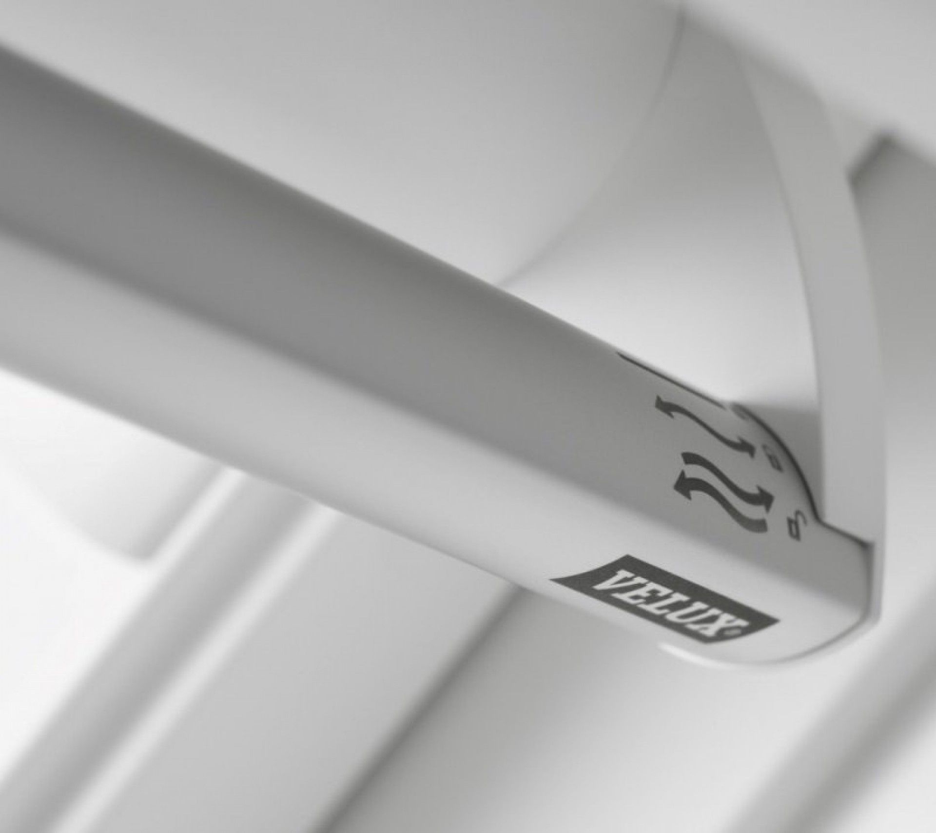 Janela de telhado manual basculante 134x98mm branca refª GGU0070UK04 Velux