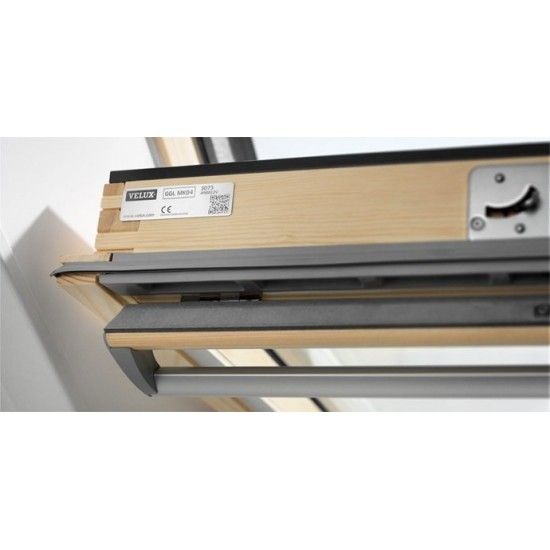 Janela de telhado manual basculante 94x160mm envernizada refª GGL3070PK10 Velux Janela de telhado manual basculante 94x160mm envernizada refª GGL3070PK10 Velux