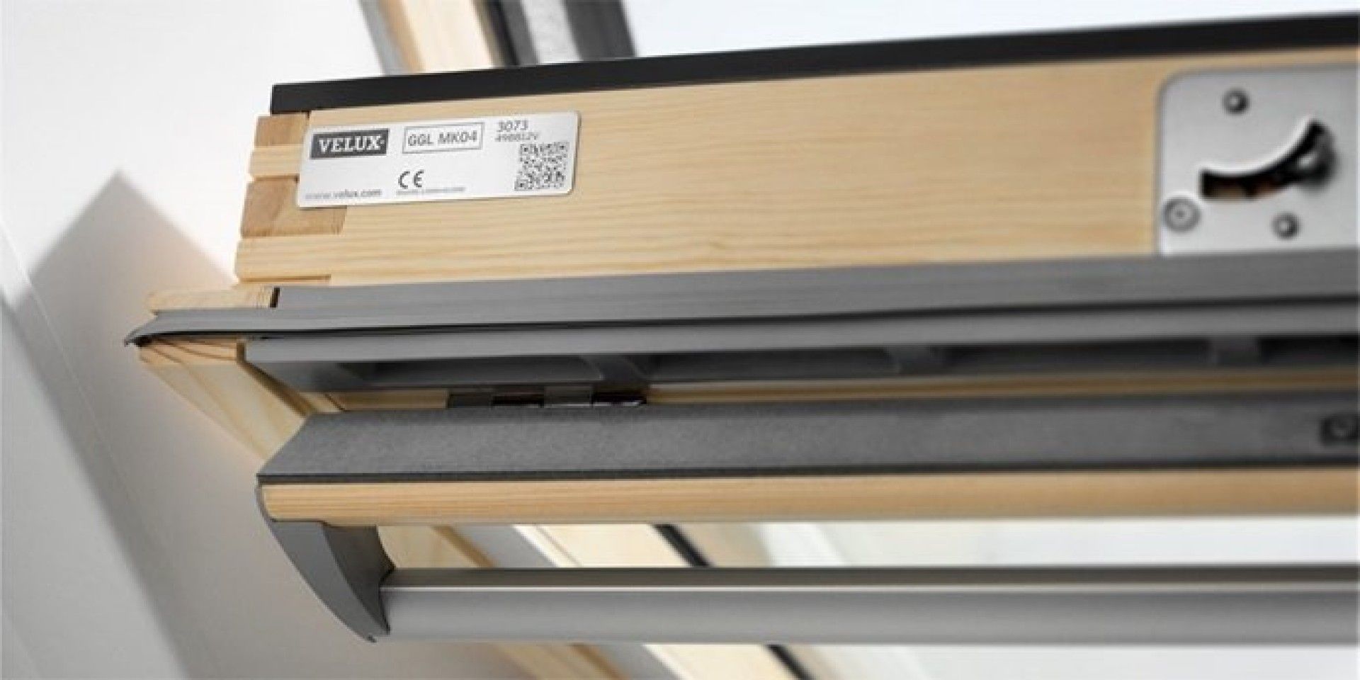 Janela de telhado manual basculante 78x118mm envernizada refª GGL3070MK06 Velux