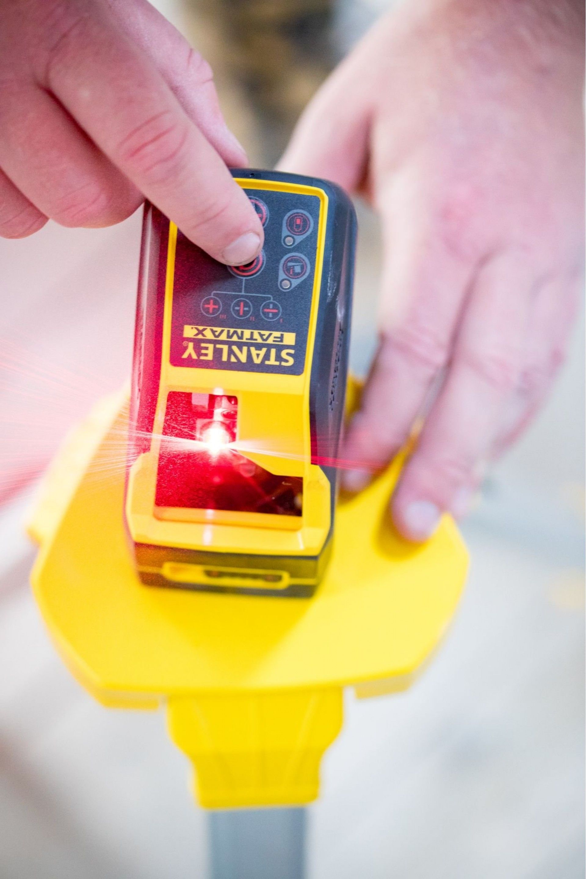 Nível laser em cruz - VERMELHO.Pilhas alcalinas refª FMHT77585-1 STANLEY