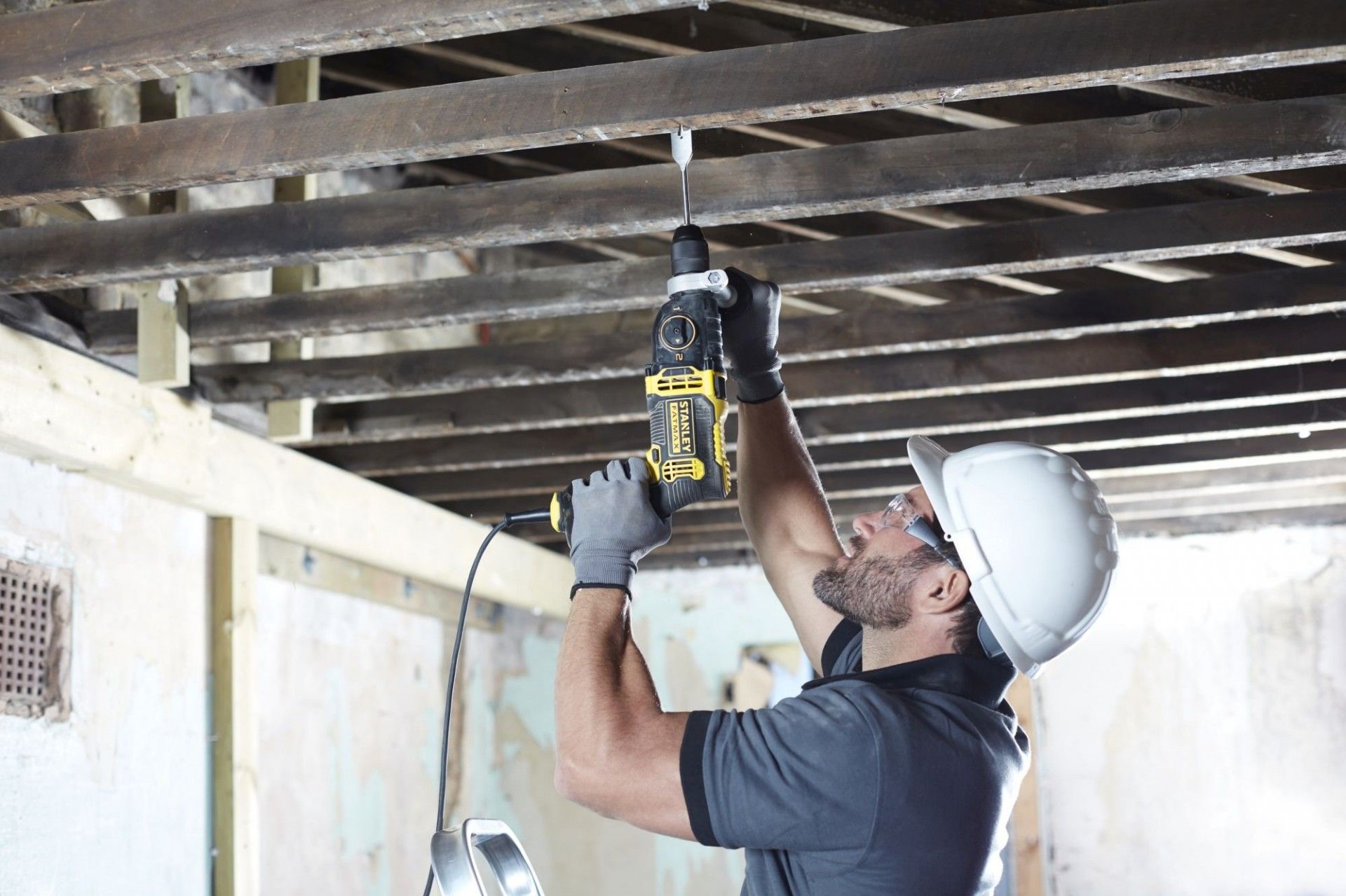 Berbequim 1.100 W, mandril metálico 13mm refª FMEH1100K-QS STANLEY