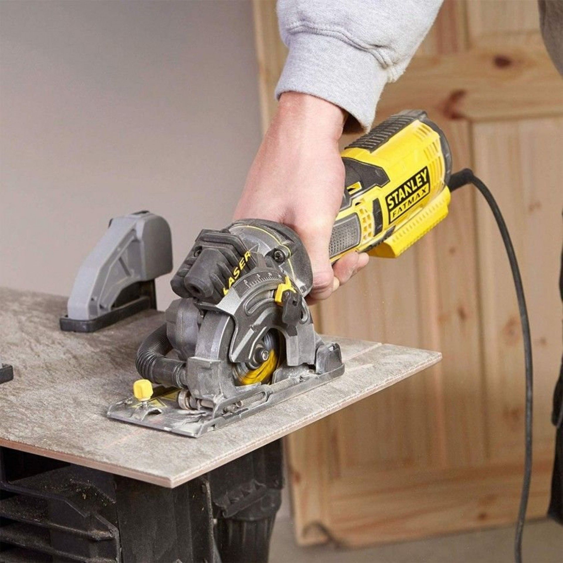 SERRA CIRCULAR MÃO FME380K-QS 650W STANLEY