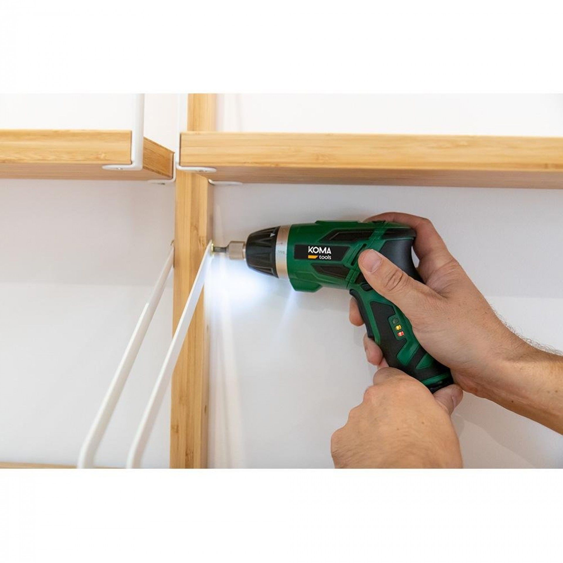 Aparafusador a bateria reversivel 3,6v litio 1300mah con 53 acessórios 17,5x14,8cm refª 08723 KOMA T