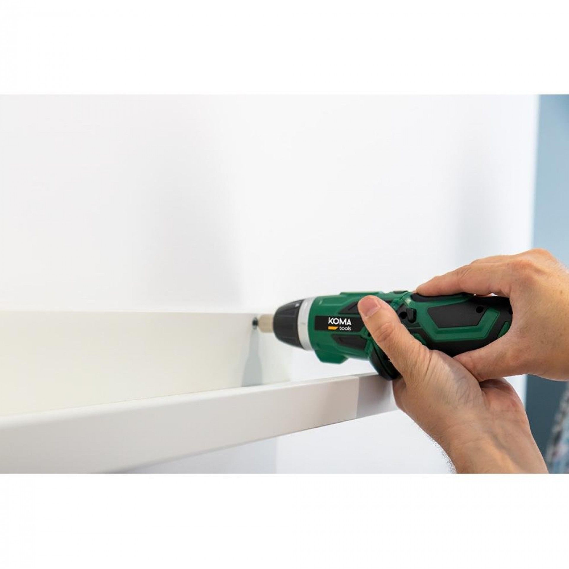 Aparafusador a bateria reversivel 3,6v litio 1300mah con 53 acessórios 17,5x14,8cm refª 08723 KOMA T