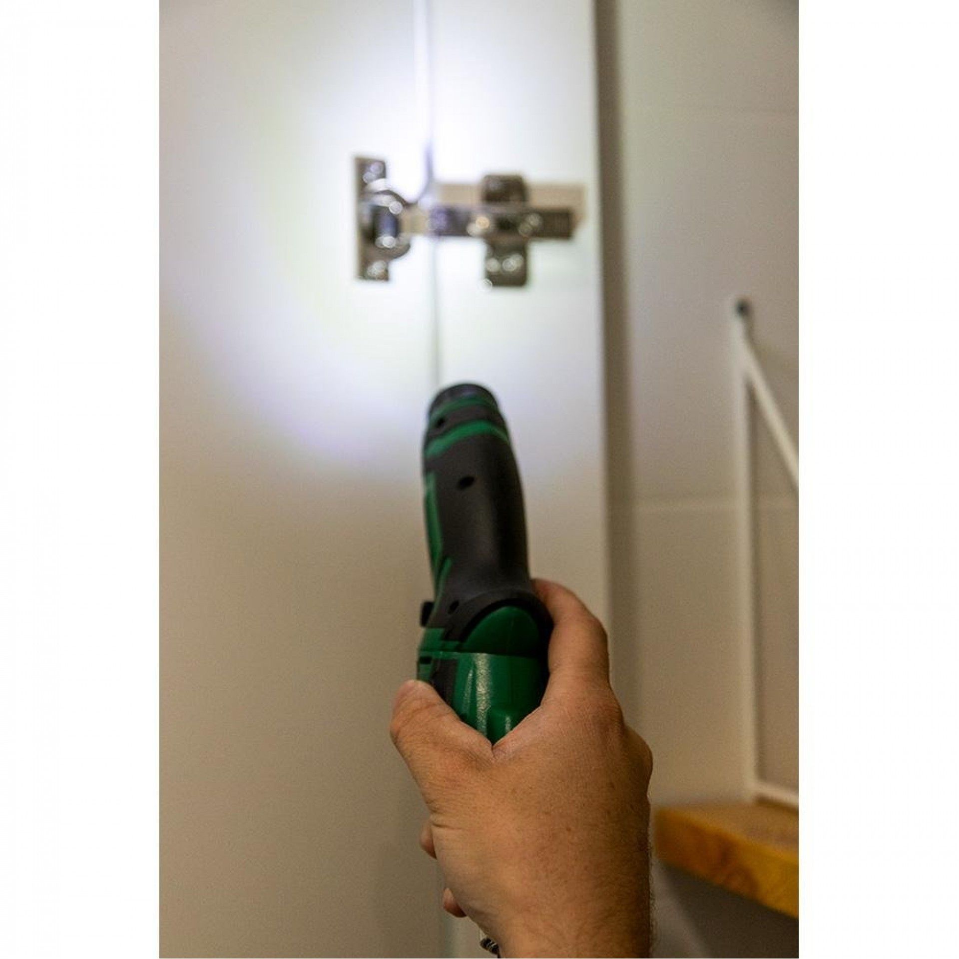 Aparafusador a bateria reversivel 3,6v litio 1300mah con 53 acessórios 17,5x14,8cm refª 08723 KOMA T