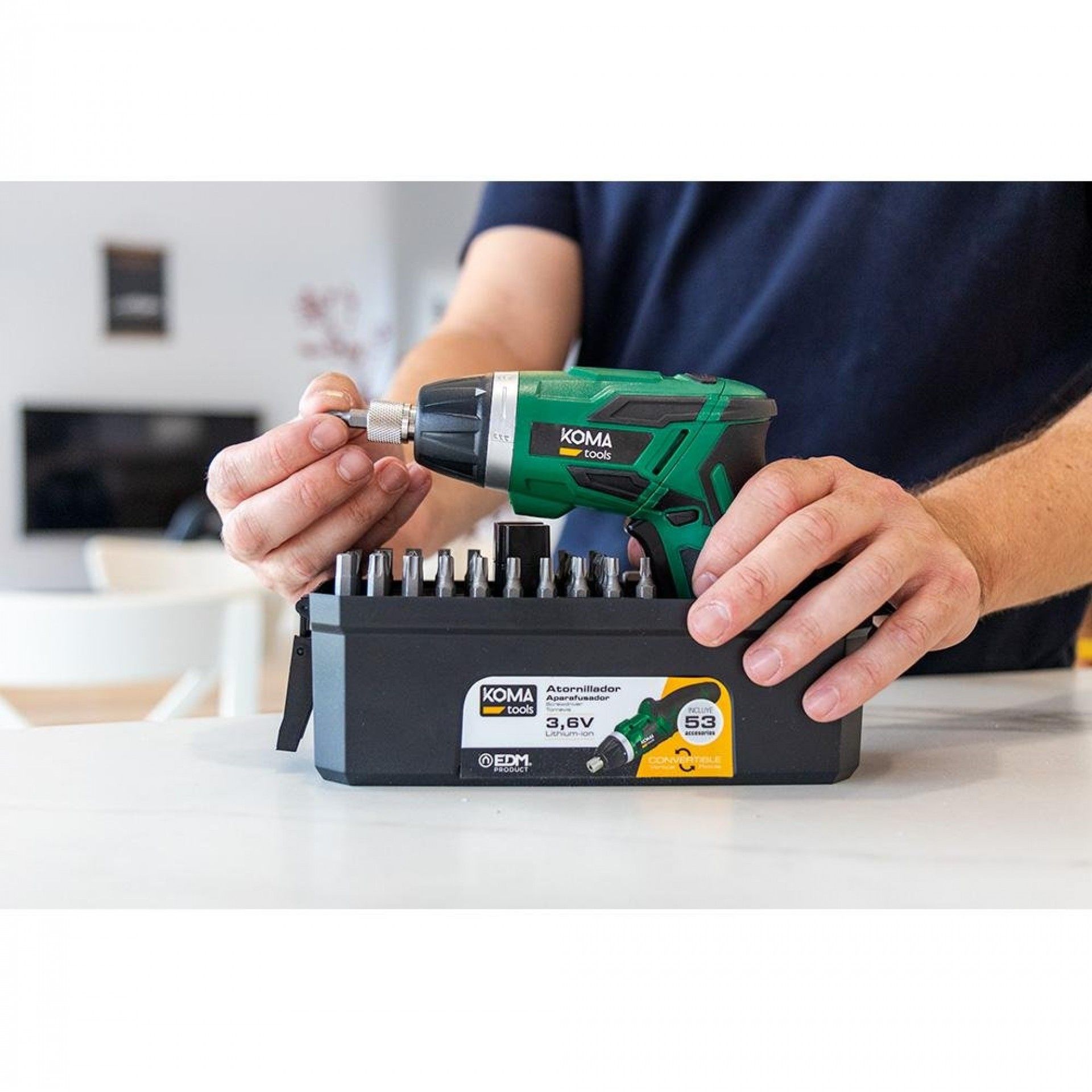 Aparafusador a bateria reversivel 3,6v litio 1300mah con 53 acessórios 17,5x14,8cm refª 08723 KOMA T