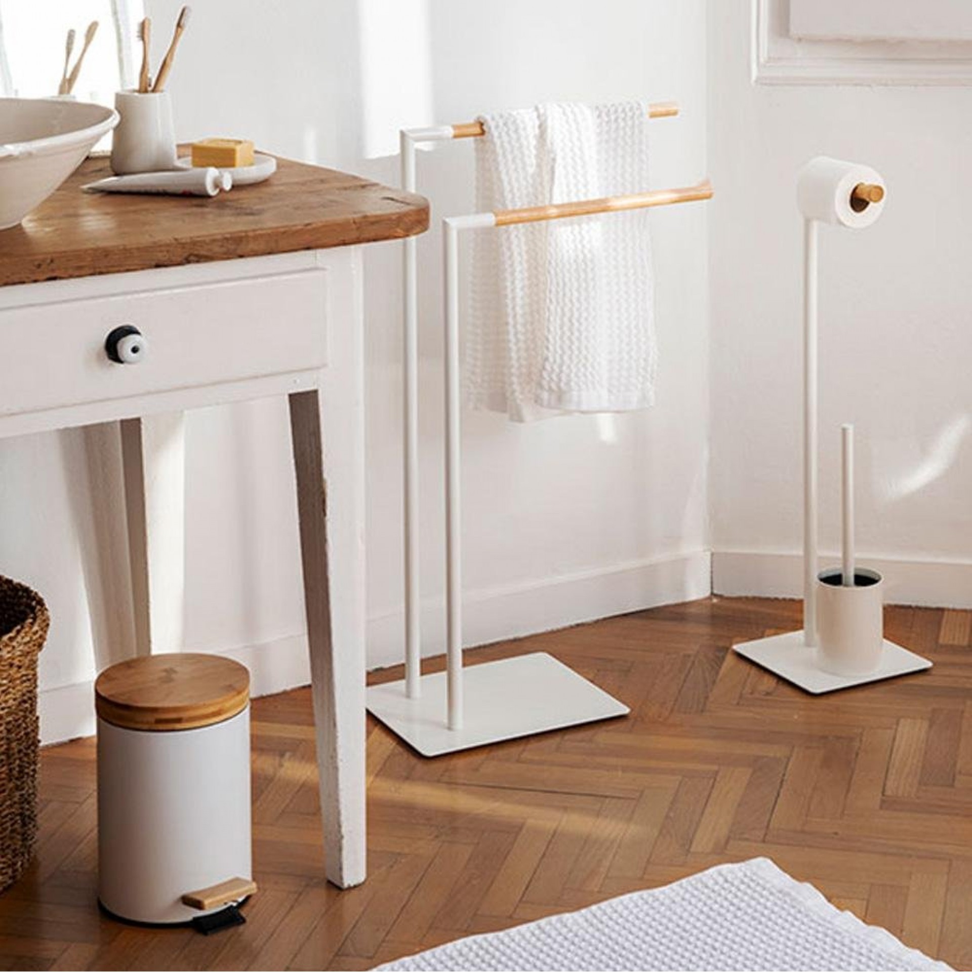 Caixote do lixo branco com pedal e tampa de bambu 3 ø17x26cm refª 01528 ANDREA HOUSE