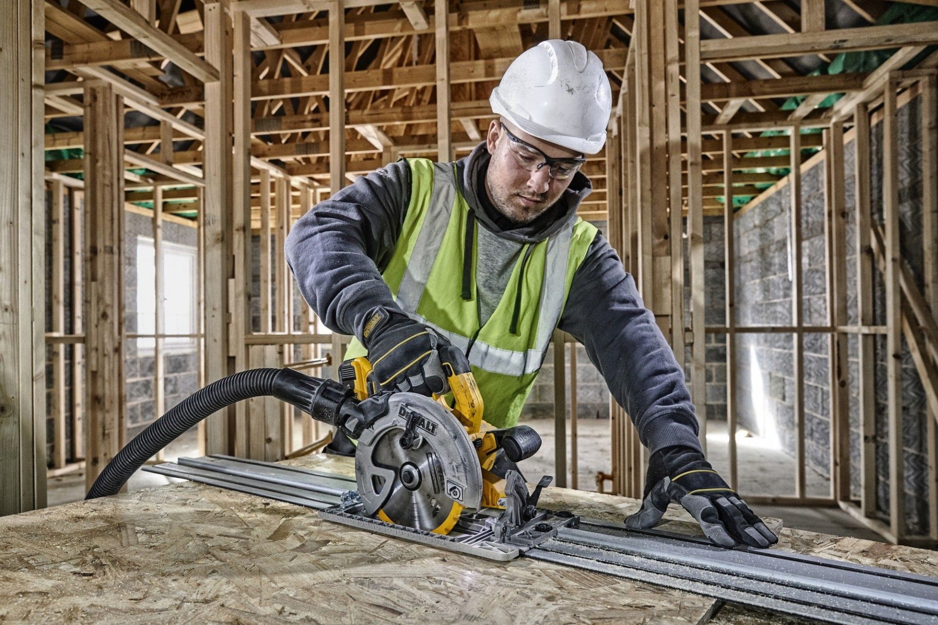 Serra Circular sem escovas XR 18V Ø184mm sem carregador/bateria refª DCS572NT-XJ DEWALT