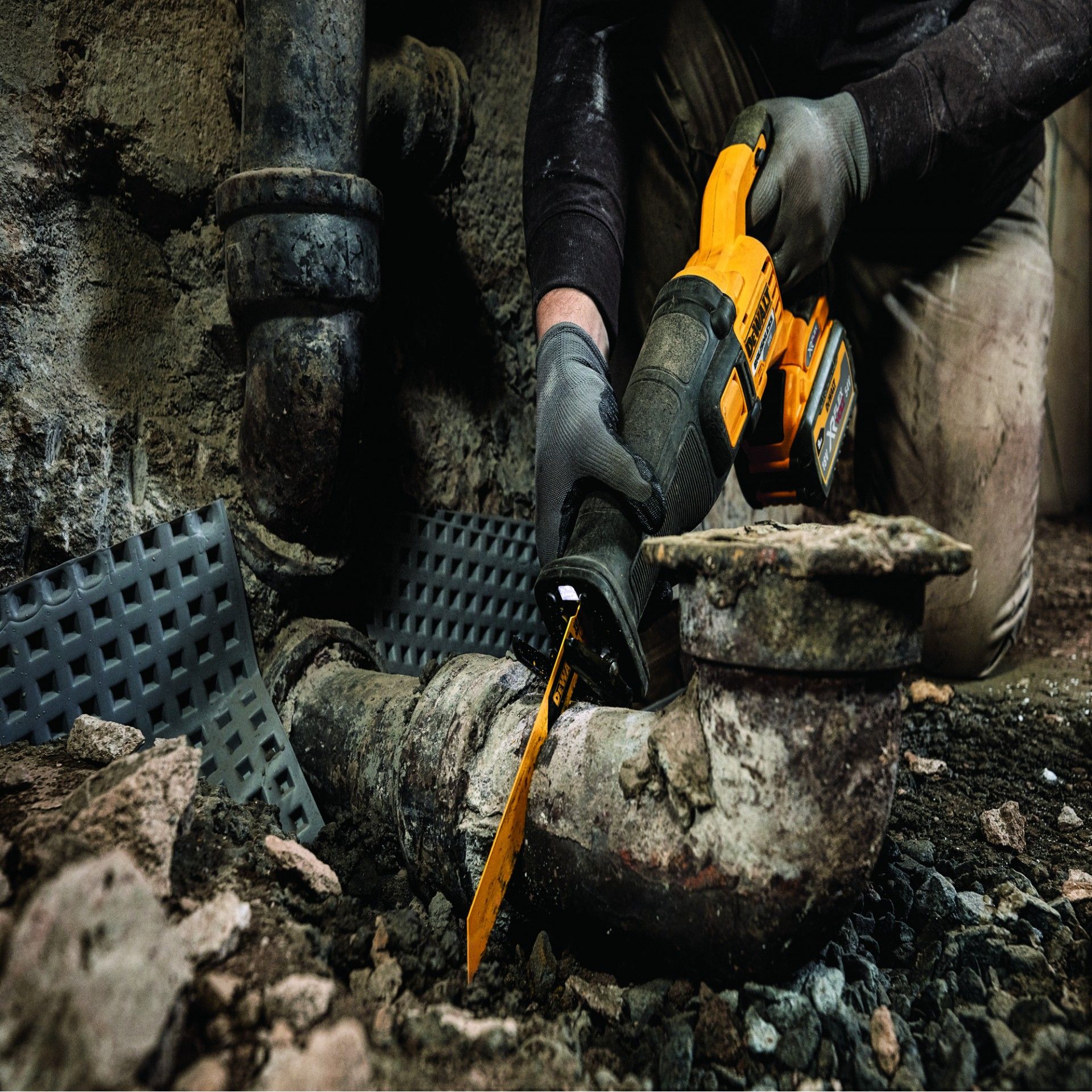 Serra Sabre XR FlexVolt 54V 2 baterias 6.0Ah e mala Tstak DCS389T2-QWDEWALT